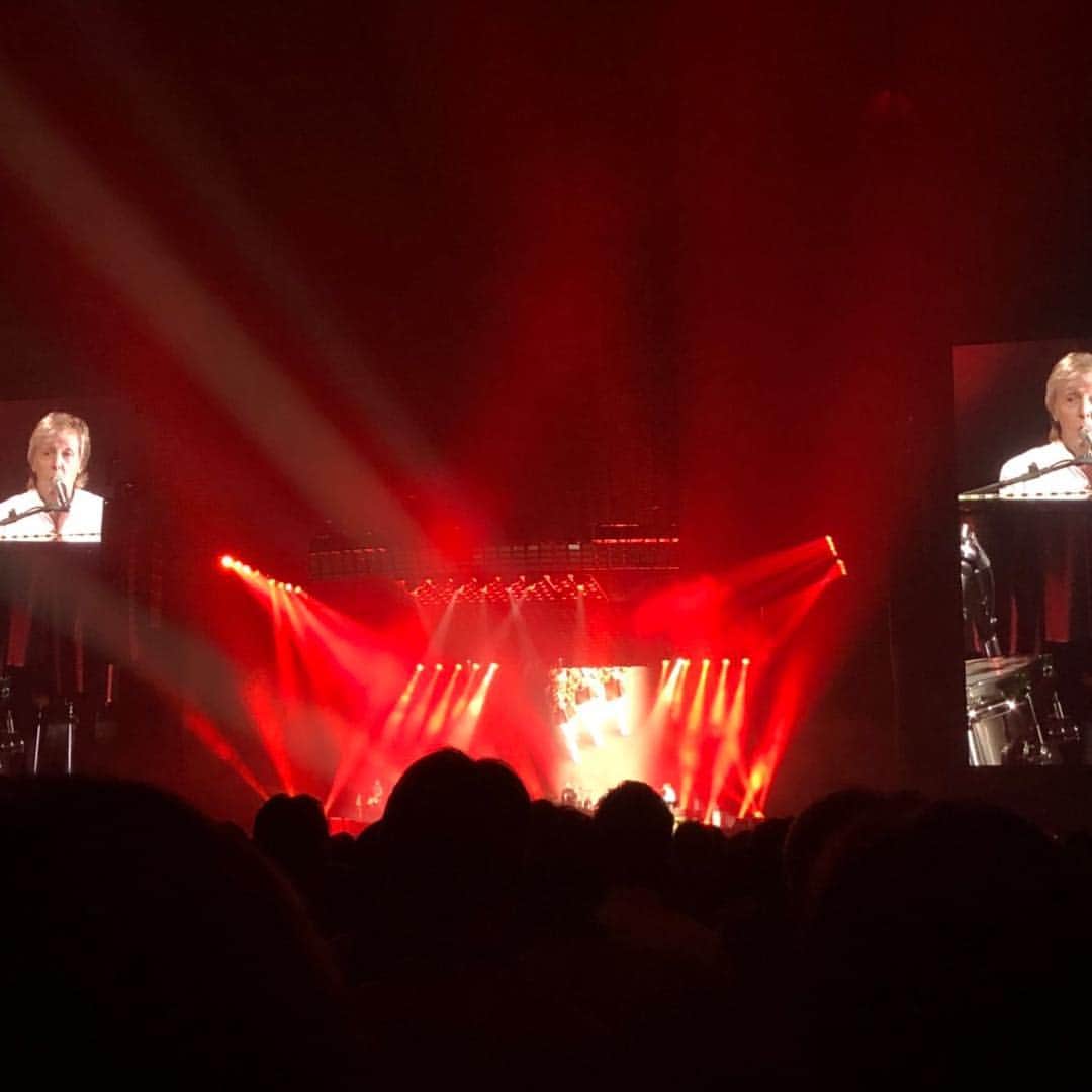 小池昌代のインスタグラム：「ポールのライブに来ました。バンドのメンバーも最高。子供の頃から聞いていたLet it beをまさか本人の地声で聴けるとは思わなかった。じん。  #paulmaccartney #tokyodome」