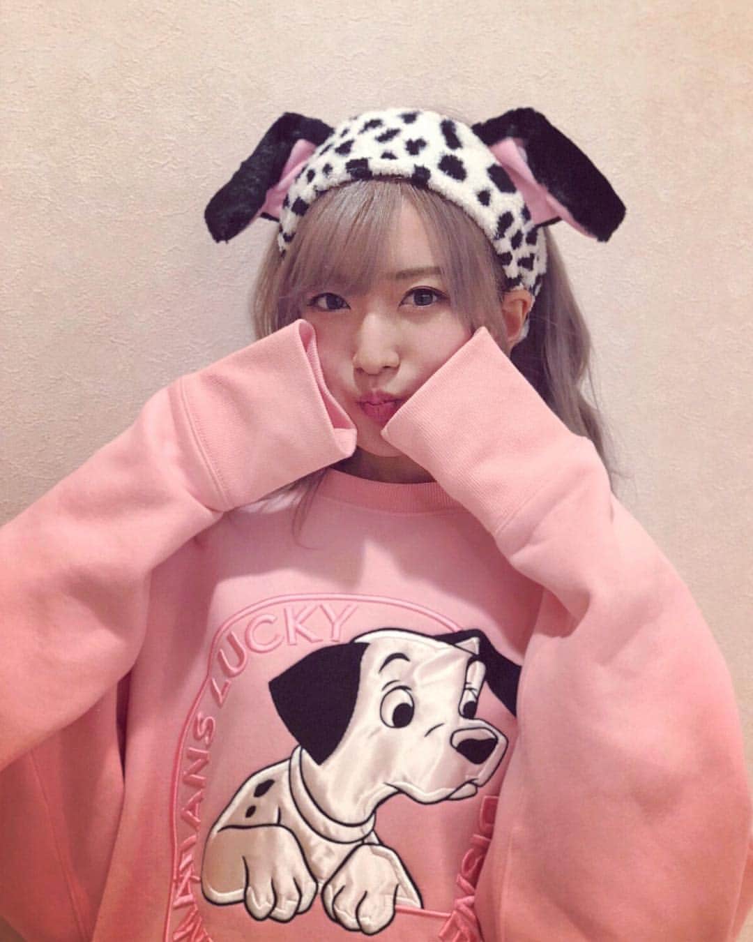 須藤凜々花のインスタグラム：「親知らずの抜歯で顔が腫れ、 あらゆる方法で隠し抜いた一日でした😂😂😂🙌 明日は東京経済大学さんの学園祭だーーー😂🤘💓 神様ーーー😂😂🧚‍♀️」