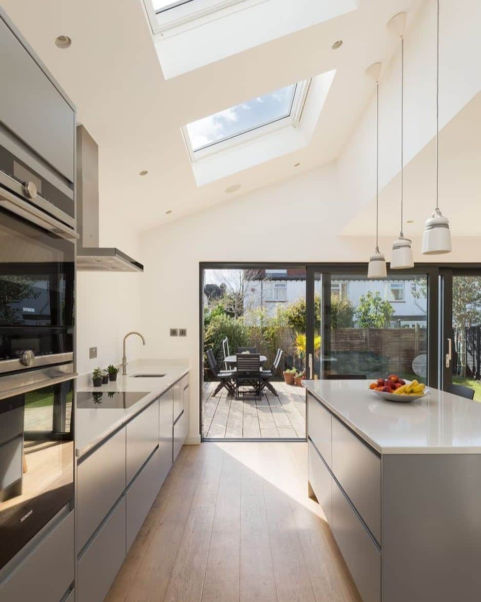 Interior123.com のインスタグラム：「A modern side kitchen extension with a large feature sliding doors on a rear timber decking. Do you like it? 📸 @algisskara」