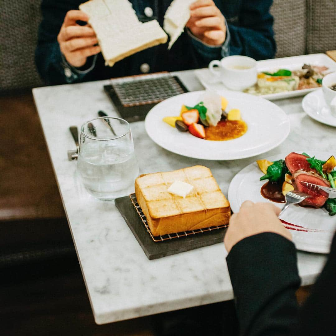 CHELSEAのインスタグラム：「🍞✖︎🇫🇷 ・ ・ ・ ［嵜本×chelsea］コラボランチのお知らせ♩ ・ ・ ・ 11月7日〜12月末まで、【高級食パン嵜本】×【CHELSEA】のコラボレーションランチの発売決定！！すべてのランチコースに、【嵜本高級食パン 極美ナチュラル】が付いてきます！卵不使用でお子様にも安心♪ ・ ・ ・ 季節の新鮮食材とフレンチシェフが手掛ける絶品ソースと嵜本の高級食パンとの相性は抜群です。 専属パティシエが季節のフルーツを使用したスペシャルデザートも月替わりで🍰 ・ ・ ・ パークス最上階の隠れ家フレンチで優雅に期間限定ランチをお楽しみください！！ ・ ・ ・ #嵜本 #高級食パン #高級食パン嵜本 #高級生食パン #大阪グルメ #関西グルメ #なんば  #なんばパークス #チェルシー #chelsea #フレンチ #カジュアルフレンチ #ラクレットチーズ #ランチ #女子会 #ママ友ランチ #フォトジェニック #photogenic#」