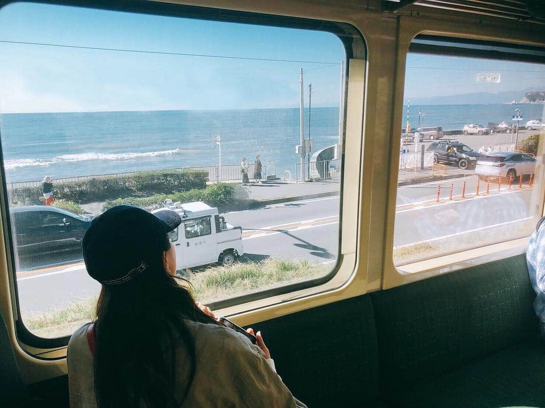 レオラさんのインスタグラム写真 - (レオラInstagram)「ウクレレ抱えて旅する人🙋‍♀️ 江ノ電久しぶりに乗ったー🚃😌💓 . #Leola_LaLa #Leola #江ノ電 #湘南 #鎌倉 #江ノ島 #海 #oceanview #いい眺め #車窓からの景色を見るのが好き」11月1日 22時22分 - leola_official