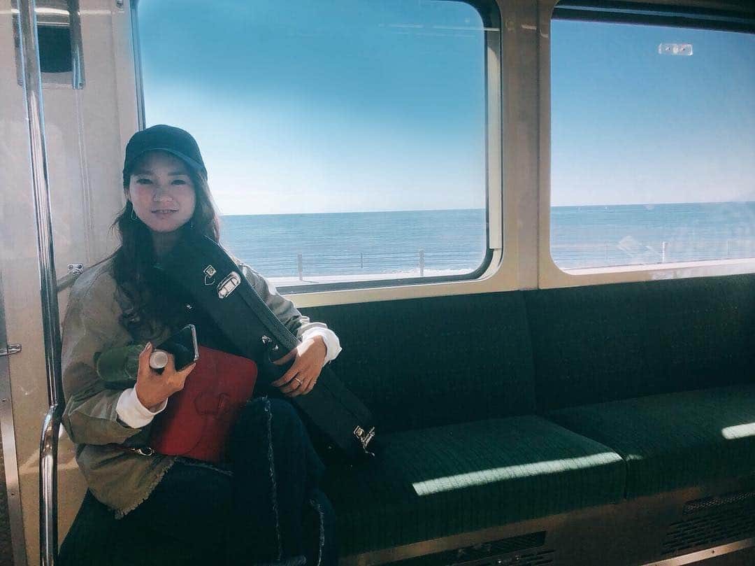 レオラさんのインスタグラム写真 - (レオラInstagram)「ウクレレ抱えて旅する人🙋‍♀️ 江ノ電久しぶりに乗ったー🚃😌💓 . #Leola_LaLa #Leola #江ノ電 #湘南 #鎌倉 #江ノ島 #海 #oceanview #いい眺め #車窓からの景色を見るのが好き」11月1日 22時22分 - leola_official