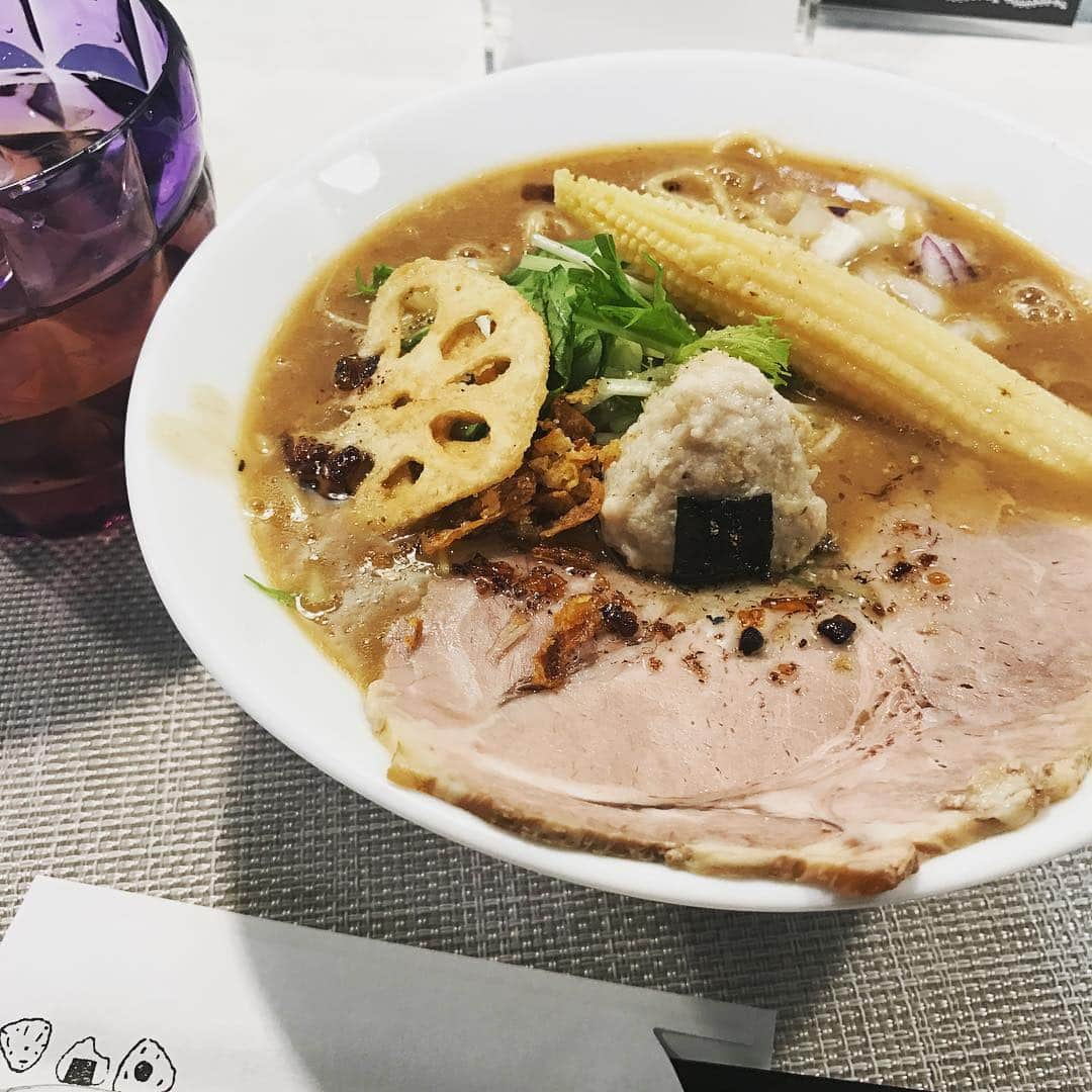 高橋沙織さんのインスタグラム写真 - (高橋沙織Instagram)「めっちゃ可愛いラーメンたべた！ オープンしたてのお店みたいで、ふらっと入ったけど、お店の雰囲気もびっくりするくらい可愛いラーメン屋さんでした。 #オコメノカミサマ  #ラーメン #サオリングルメ」11月1日 22時53分 - arumikan_saorin