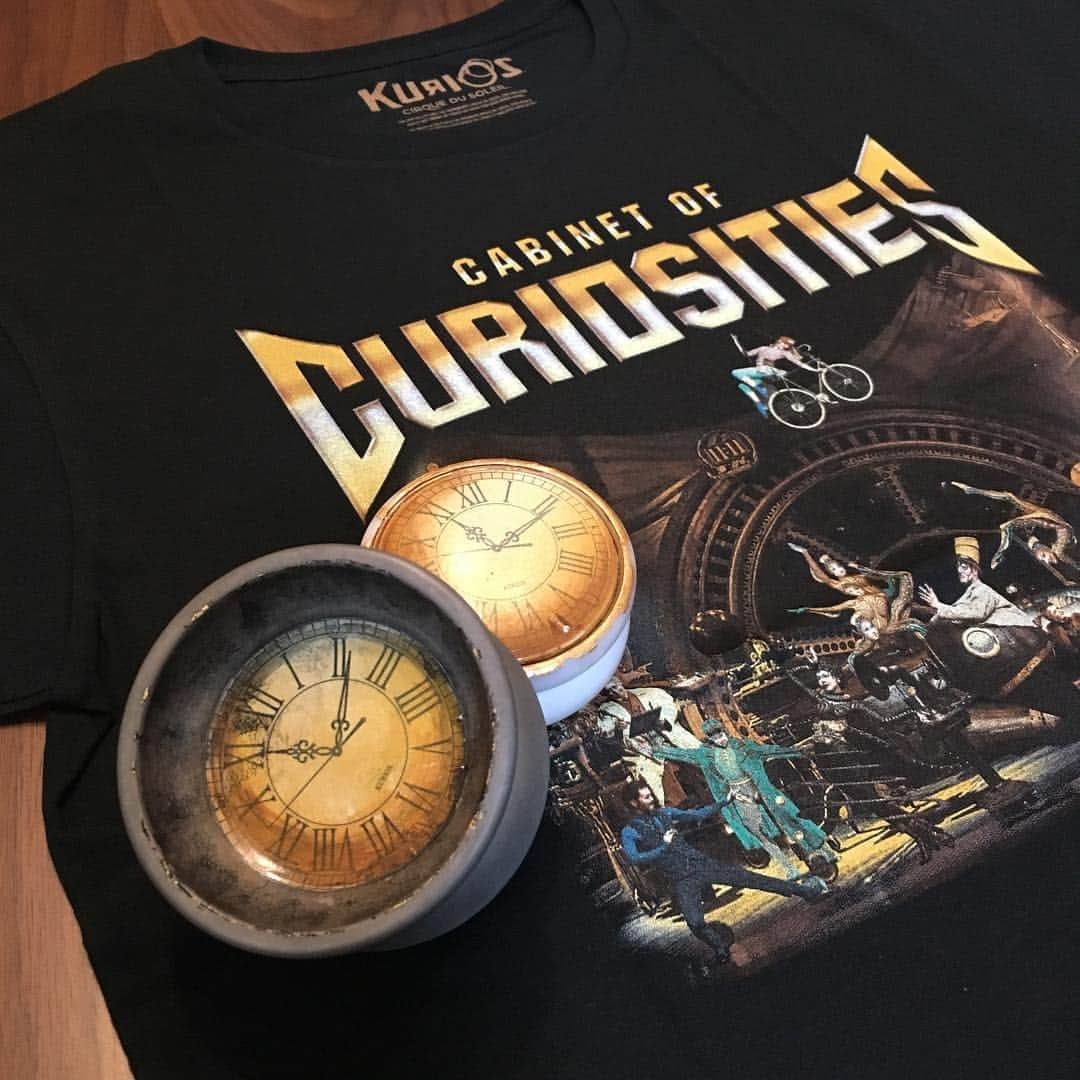 BLACKのインスタグラム：「I'm so glad now I'm on the design of the KURIOS T-shirt!﻿ ____________________﻿ KURIOSグッズの新しいTシャツに、僕の写真が使われています！ご観覧の際は、ぜひチェックしてみてくださいね(^^)﻿ ﻿ 大阪公演は11/4まで、次の都市は11/22から名古屋になります！﻿ ﻿ 最後の1枚は、先日大阪で観覧した際の写真。新旧ヨーヨー担当です。今後も頑張れ！﻿ ____________________﻿ #BLACK #kurios #cirque #cirquedusoleil #circus #cabinetofcuriosities #steampunk #cirqueway #circusaroundtheworld #backstagecirque #circusinternational #artist #performer #fashion #makeup #MAQuillAGE #osaka #tshirt #キュリオス #シルクドゥソレイユ」