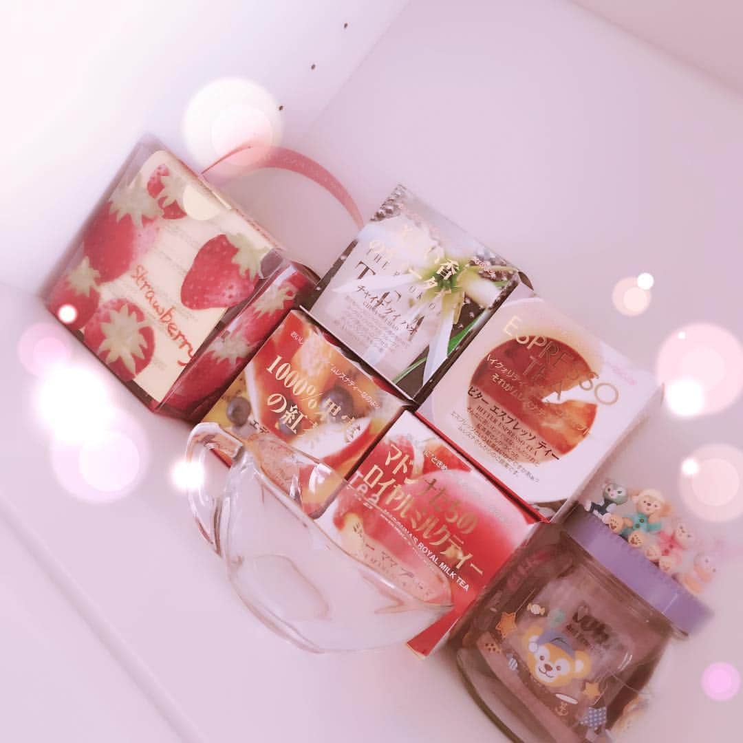 五比桐美憂のインスタグラム：「朝起きてからどれかを飲むのにハマってる✨香りも良くて好き。 #紅茶好き #コレクション  #ムレスナティー」