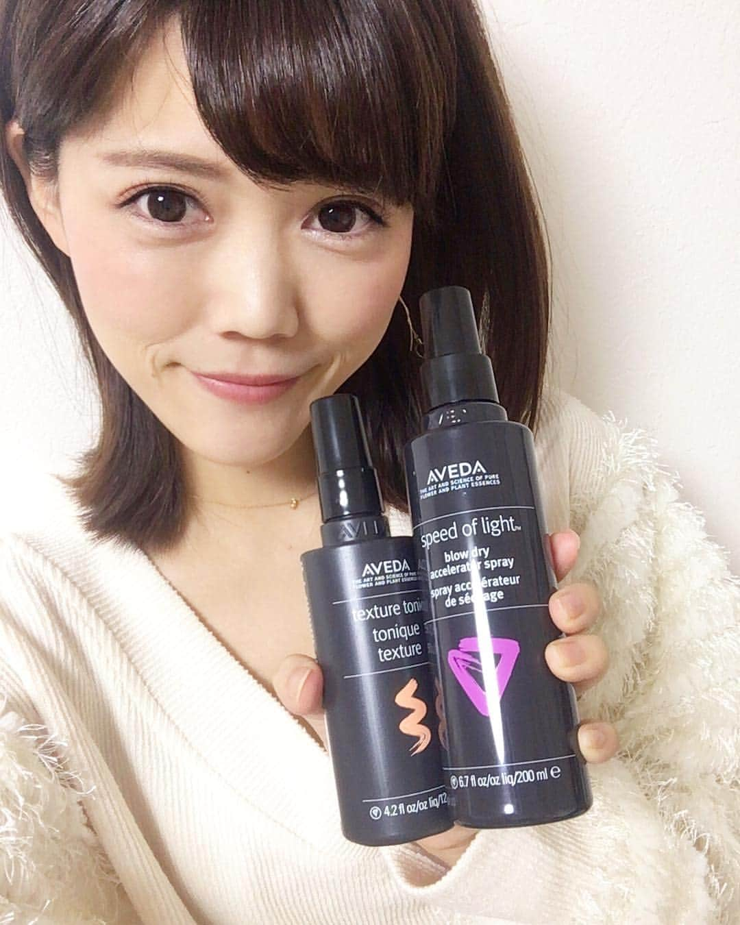 上坂由莉さんのインスタグラム写真 - (上坂由莉Instagram)「. . AVEDAのお気に入りのヘアアイテムをご紹介💓 𖤐 テクスチュア トニック 𖤐 髪をバッサリと切ってからは毎朝このスプレー１つ 時短でスタイリングしてます💇‍♀️🌷 近年トレンドになっているドライな質感のヘアスタイルが これ１本で簡単にできますよ☺️🎉 私はコテで外ハネにして毛先を多めに スプレーして重ためのセットにしてます😘 . 𖤐 ブロー ドライ アクセラレータ スプレー 𖤐 ブロードライの時間を短くしそして熱から髪を守りながら 柔らかな髪へ仕上げてくれるアイテムです😍 私は髪が多いので乾くのに時間かかるなぁと思いながら いつもブローをしてました😢😩 短縮できれば熱によるダメージも少なくなるし カラーした時の色持ちも良いから嬉しい😆💓 @avedajapan . #アヴェダ#アヴェダpr#テクスチュアトニック#ヘアケア #簡単に抜け感プラス #時短でサラサラ髪  #ヘアアイテム #ブロードライアクセラレータースプレー #スタイリング #aveda #haircare #beauty #hairstyle #美容 #コスメ」11月1日 16時42分 - yuri_yoga.727