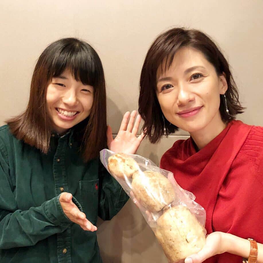 フジテレビアナウンサーのインスタグラム：「立派なレンコン🤗 実はレンコンは、“根”じゃないって知ってましたか？？？じゃあ何？🤔 ヒント☞ AD波田野ちゃんが書いた番組内に出てくるイラスト👀 答え☞AKB48のメンバーが二泊三日、農家に泊まり込んで嫁修行する『畑でMarry Me！』毎週木曜（今夜）22時54分〜👀 #畑でマリーミー #今月はレンコン #私はナレーションを担当 #めちゃくちゃ嬉しいお土産 #キンピラだけじゃモッタイナイ #梅津弥英子 #フジテレビアナウンサー #うめづ日記」