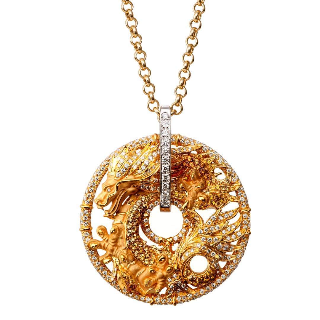 カレライカレラのインスタグラム：「Our legendary and timeless piece - Shanghai pendant.」