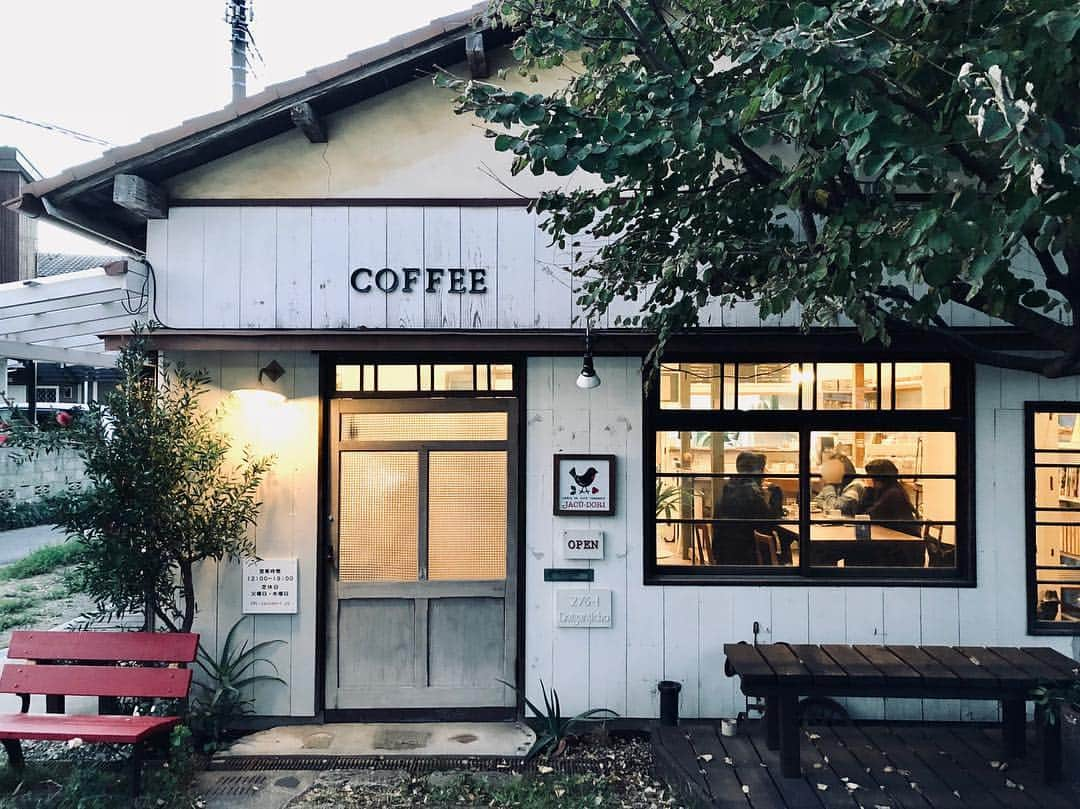 石井輝明さんのインスタグラム写真 - (石井輝明Instagram)「幕張終わりに蘇我へ。 コーヒーを飲むのはもちろん、写真を撮るのも楽しみの一つになってきた。  #じゃくう鳥 #cafe #カフェ #千葉カフェ #蘇我カフェ #大森台カフェ #カフェ芸人 #写真撮るの好き #iphone8やけど #カメラぶら下げ男子とかになりたいもんやで #ライカのカメラ #たまちゃんのお父さん #たぶん年齢的にはたまちゃんのお父さんくらいになってしもた #石井のお父さんと呼ばれる日は来るのだろうか」11月1日 17時55分 - comandanteishii