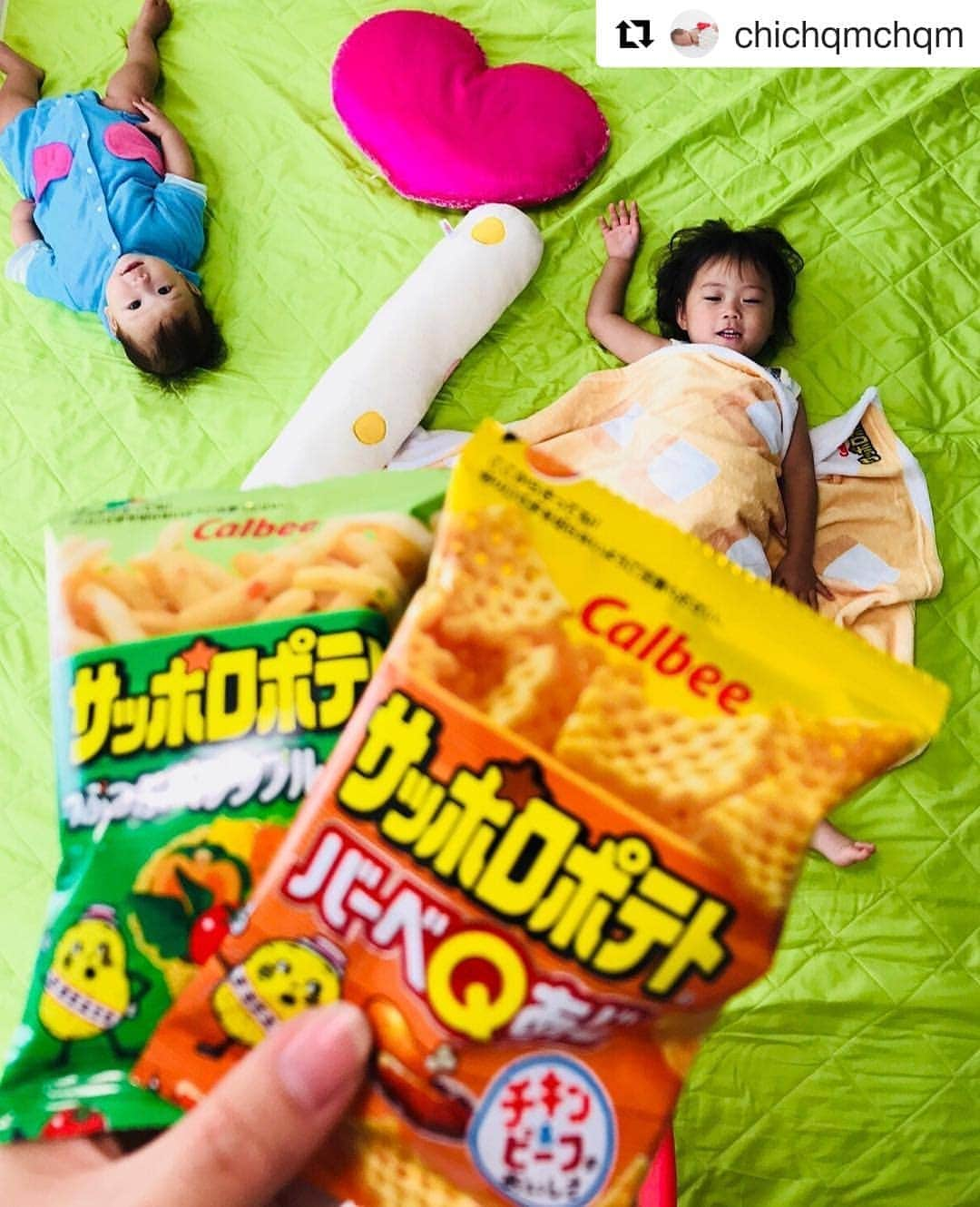 カルビー サッポロポテトさんのインスタグラム写真 - (カルビー サッポロポテトInstagram)「サッポロポテトおひるねグッズプレゼント当選者様のお写真紹介第2弾です📷, , 今回は、@chichqmchqm さんのお写真です。, , なんと、リポスト投稿画像をリアルに再現いただきました‼️, , 実物のパッケージから、遠近法を駆使して飛び出す#サッポロポテトベジタブル と#サッポロポテトバーベqあじ …いや、#ふんわり抱き枕 と#ふんわりケット と可愛らしいお子様達❕, , 担当者は感動してしまいましたよ😂, , きっと撮影は大変だったと思うのですが、楽しい雰囲気が伝わって来るのが素敵です✨ ありがとうございました‼️, , #サッポロポテト2018 #おひるねグッズプレゼント」11月1日 18時00分 - calbee_sapporopotato_vegetaber