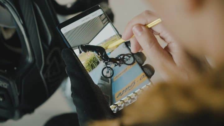 サラ・ウォーカーのインスタグラム：「The second video (as part of my Samsung challenge to showcase all the reasons I love my Note9) is around the S-Pen that comes with the phone. I’m no artist but it surprises me just how much I use it. I can visually work on my technique and bike position, write down notes for myself & my coach or just plan out my day. It's actually changed how I interact with my phone! #Note9NZ #SamsungNZ #Sponsored」