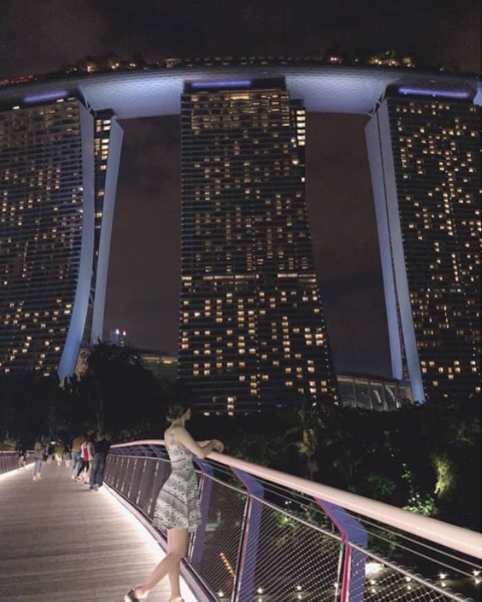 Stayway女子さんのインスタグラム写真 - (Stayway女子Instagram)「【シンガポール🇸🇬Marina Bay Sands】 . 今回は、 @mariii0527 さんに写真を提供していただきました(๑˃̵ᴗ˂̵)♥️ . すてきな女子旅をしている @mariii0527 さんのかわいいInstagramに注目です💓✨ . このお写真も、まさにフォトジェニック✨ . 📌スポット情報📌 マリーナベイ・サンズは、シンガポールのマリーナ・ベイに面した総合リゾートホテルである。2010年に開業した際、土地を含め総工費80億シンガポールドルで建設され、世界でこれまでにないほど高額なカジノの不動産物件となった。マリーナベイ・サンズは2011年2月17日に開業された。 . (本人コメント) シンガポール旅行〜夜編〜 さすがに映えすぎじゃない？😎😎😎 . . 今週はシンガポールのおすすめスポットをご紹介いたします🇸🇬 . 定番マリーナベイサンズから隠れおしゃれカフェまで♪ . . Staywayではこれからの旅がもっと楽しくなるおすすめスポット情報を、皆さんの素敵なお写真とともに発信中！！🌍♥️ . . 『第2弾！！#stayway女子旅_クリスマスキャンペーン♥️』 ． 年末も近くなってきましたね！ . 大好評だった第一弾に引き続き、あなたの素敵な女子旅のお写真をお待ちしてます♪ ． 感謝を込めてstayway賞 の方には旅行券3万円分をプレゼント✈️🎁 詳細はプロフィールのURLをご覧下さい🎅 . . 【staywayとは？👀✈️】 . Staywayはホテルやゲストハウスなどの宿泊施設はもちろん、世界中のコテージ・ヴィラ・一軒まるごとレンタルに古民家なども検索できるサイト😊🏞☀️ . 価格・ロケーションなど幅広いニーズに答え、利用者にあった宿泊先を素早く見つけることが可能♥️ . 素敵な旅には素敵な宿泊施設を🌃✨ Staywayで探して見ませんか？✈️ . ーー・ーー・ーー・ーー・ーー・ーー・ーー・ーー・ #stayway女子旅  #タビフル #stayway_singapore #シンガポール  #マリーナベイサンズ #MarinaBaySands #travel #trip #instatravel #旅 #旅行 #女子旅 #travelgram #mytravelgram#instatravel #instagenic #photogenic #ダレカニミセタイケシキ #写真好きな人と繋がりたい#カメラ好きな人と繋がりたい」11月1日 18時22分 - stayway_girls