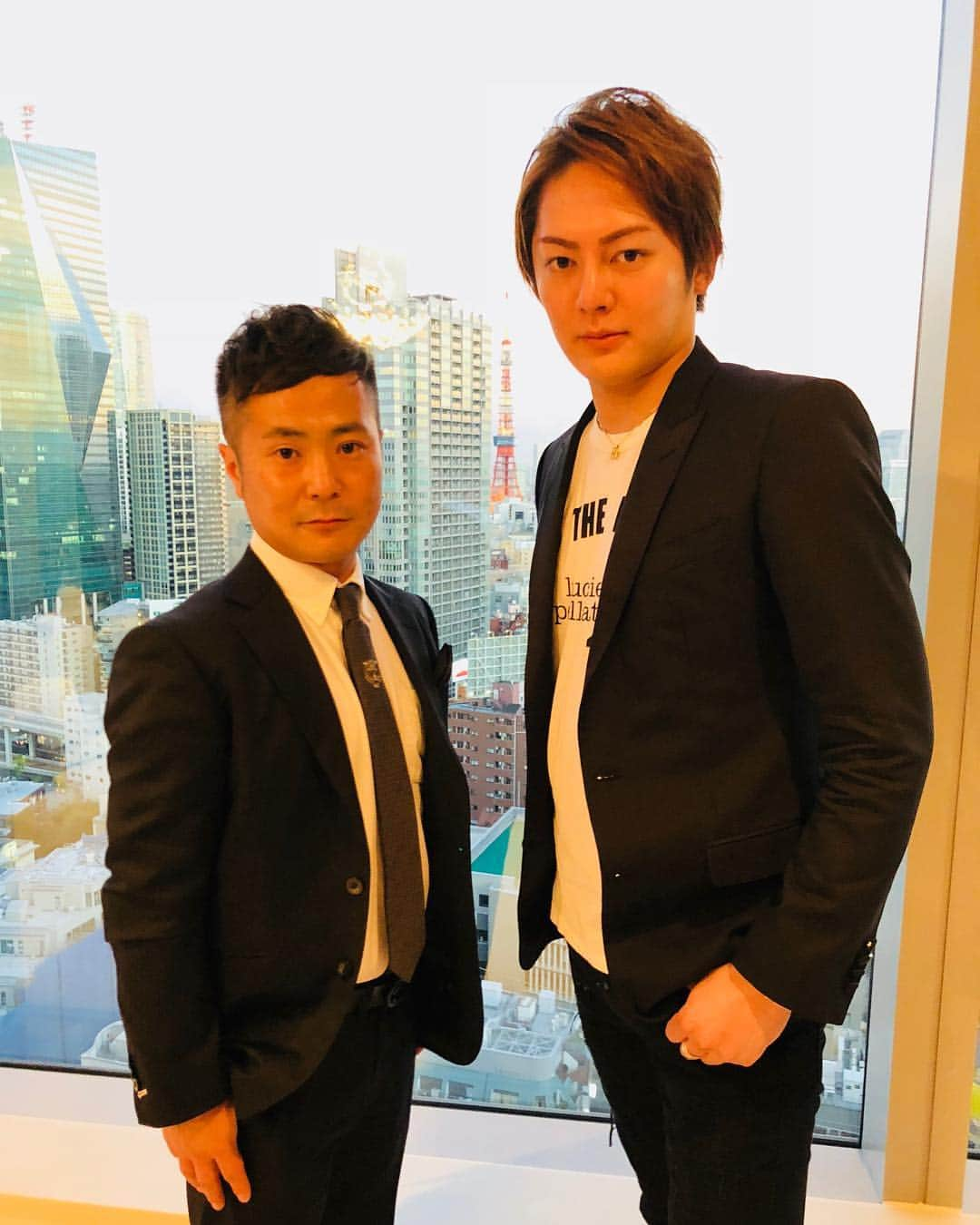 入江慎也さんのインスタグラム写真 - (入江慎也Instagram)「とある撮影でした。  メディアハーツ代表取締役社長の三崎社長のご自宅で撮影。  まだ20代。 年収12億 年商130億  凄すぎる、、、 身長が違いすぎる。イケメンで、若くて、お金持ち。。。 やはり凄すぎる  #株式会社メディアハーツ #三崎優太 社長 #撮影 #後日情報解禁致します #社長 #経営者 #青汁王子 #行った先に何かある」11月1日 18時21分 - oreirie0408