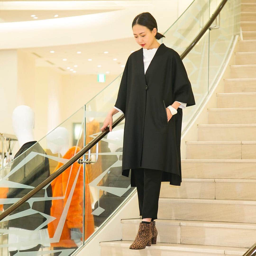 のインスタグラム：「この冬おすすめするコートやアウターウェアを中心にした各店スタッフのスタイリングをご紹介。アイテムの詳細はBIOの🔗よりオフィシャルサイトをご覧ください。 #outer #outerwear #coat #barneysnewyork #zeromariacornejo #houseoffluff #fashion #style #coordinate #womensfashion #アウター #コート #ファッション #コーディネート #バーニーズニューヨーク #barneysjapan #barneysnewyorkginza #barneysnewyorkshinjuku #barneysnewyorkroppongi #barneysnewyorkyokohama #barneysnewyorkkobe #barneysnewyorkfukuoka」
