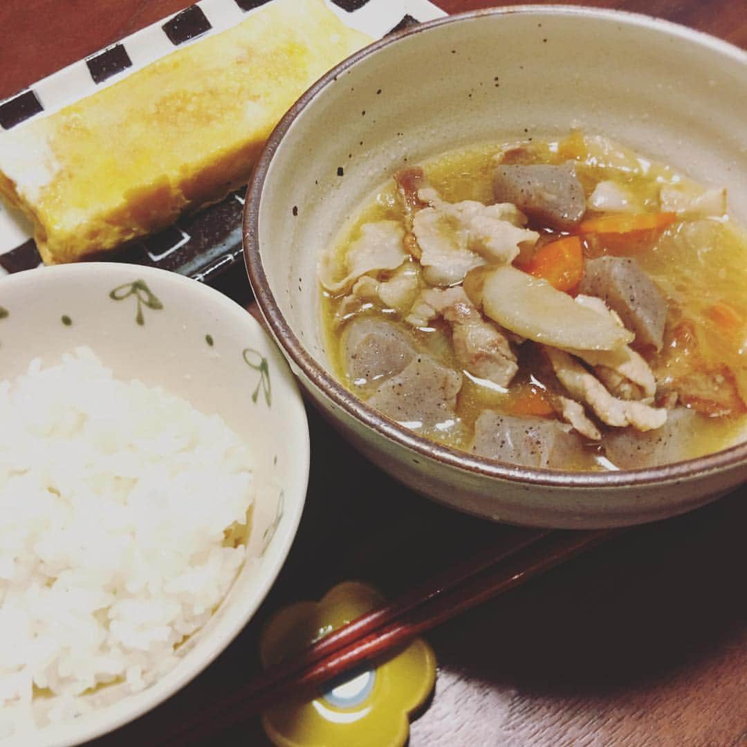 藤田彩のインスタグラム：「なんかあったかいもの食べたくて 豚汁作りました〜(*´ω｀*) . あったか〜い(*´ω｀*) . おいし〜い(*´ω｀*) . . . 昨日くらいから急にマジで寒くなって 藤田は死にかけております😇😇 . 皆さんも風邪などひかれませんよう お気をつけくださいm(_ _)m . . . #豚汁 #卵焼き #あったかいごはん #たやごはん #ごはん #おうちごはん #うちごはん #ばんごはん #晩ごはん #晩御飯 #instafood #food #foodstagram」