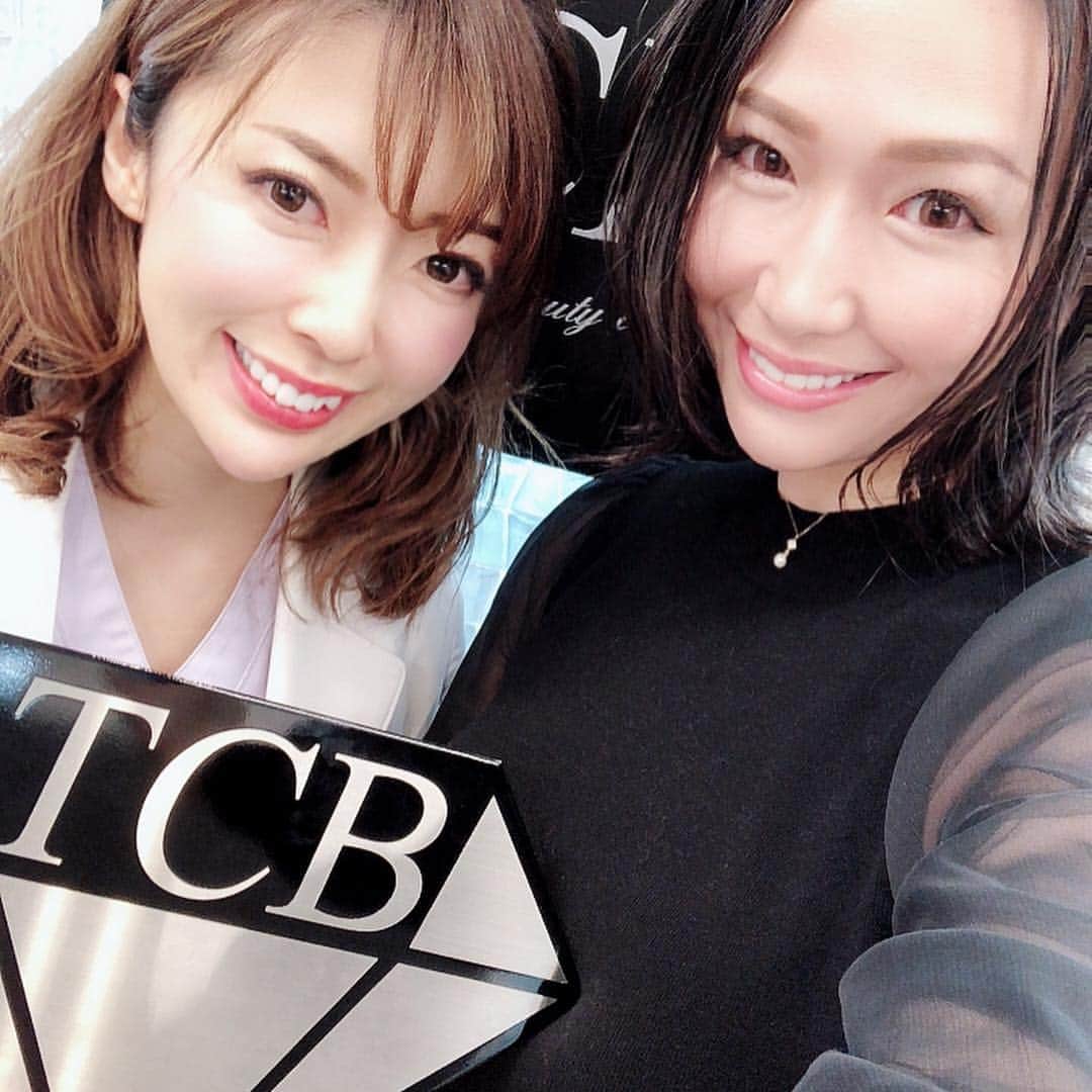 佐山愛のインスタグラム：「・ ・ 以前、お世話になった 東京中央美容外科中野院で、 ずっと気になっていた施術 ✨ウルトラヴェラ✨を 受けてきたよ〜♪♪ ・ ウルトラヴェラて聞いても ピンと来ないと思うけど、 デリケートゾーンにhifu というものをあてることで、 ふっくら弾力UP⬆︎で締まりUP⬆︎ さらには感度UP⬆︎するもので、 海外ではポピュラーな治療らすぃ🤗 ・ ・ シャイな日本人女性だと あまり大きな声で言う方も 少ないだろうけど、 産後のケアや尿漏れに悩む方、 それからパートナーとの性生活を もっと楽しみたいという方など、 密かに流行ってるみたい❤️ ・ しまり改善と感度ケアが 一気にできるなんてすんばらしぃ👏 私も職業柄デリケートゾーンのケアは 大事だなぁと思ってやってみました👍🏻 ・ ・ 真梨子先生 @drinouemariko は 同じ女性同士だから 気兼ねなく色々お話聞いてもらえるし、 施術中の痛みもないから ずっとおしゃべりしてて、 気づいたら終わってたっていうね♪♪ ・ ・ そんな私は、 術前・術後を自分の指で 確かめたんだけど…笑 ・ 明らかに違った😻😻😻 ・ 1回の施術で抜群の効果！！ ダウンタイムもないから 早速試したくなるレベルだわん❤️笑 ・ ・ 術後、実際どんな変化があったかとか また後日あげようと思ってるから、 気になる子はぜひぜひチェックしてね☺️ ・ ・ あ！ちなみにちなみに！ 他院と比較しても価格が安い TCB中野院だけど、 私のインスタ見たっていうと 更に✨いいこと✨があるそう😎❣ ・ うっふふ〜♪♪ ・ ・ #ウルトラヴェラ #フェミニンケア #デリケートゾーンケア  #感度アップ #締まりアップ #産後ケア #尿漏れ解消  #エチケット #hifu #東京中央美容外科中野院 #東京 #美容外科 #TCB  #中野 #井上真梨子」