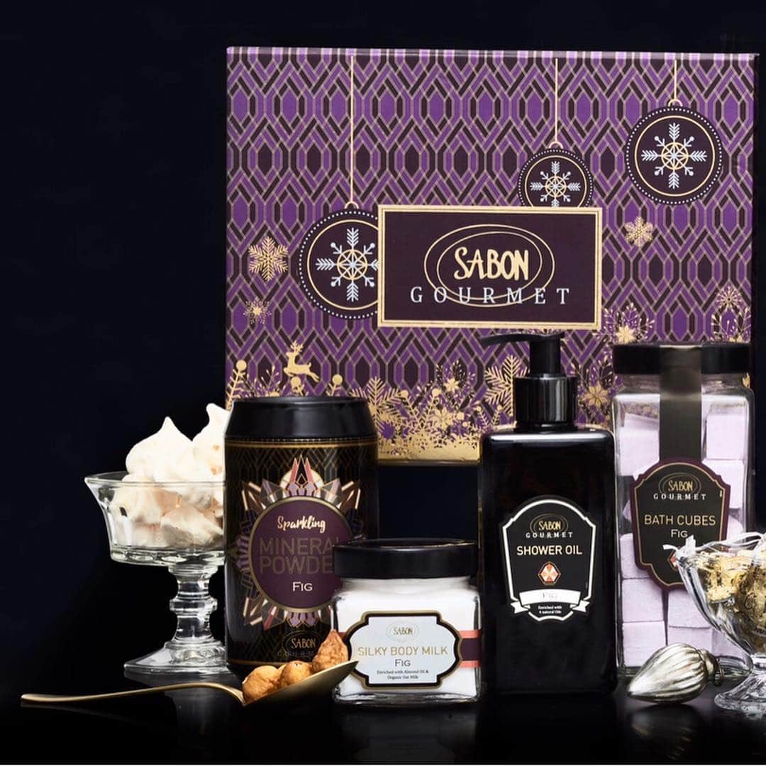SABON_GOURMETのインスタグラム：「SABON GOURMET Christmas Coffret 2018﻿ ﻿ 心躍るラグジュアリーな香りとともに、 GOURMETなクリスマスを。﻿ ﻿ 普段よりも煌びやかな自分を演出してくれる"ROSE"。﻿ ご褒美ディナーを堪能するように心を満たす"FIG"。﻿ ﻿ 特別な2つのフレーバーからなる最高のフルコースが登場。﻿ ﻿ ﻿ #sabongourmet#Rose#Fig#Christmas#ChristmasCoffret#クリスマス#クリスマスコフレ#クリスマスコフレ2018」