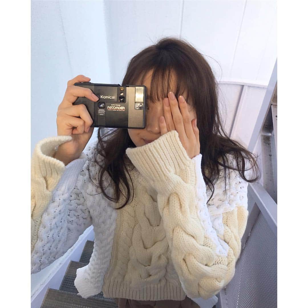 佐藤優津季のインスタグラム：「眼科検診かな…？？👁‍🗨 片目瞑り疲れて手で押さえちゃいがち🐥 隠しきれない不慣れ感🐣🐣 #konicarecorder #halfframe」