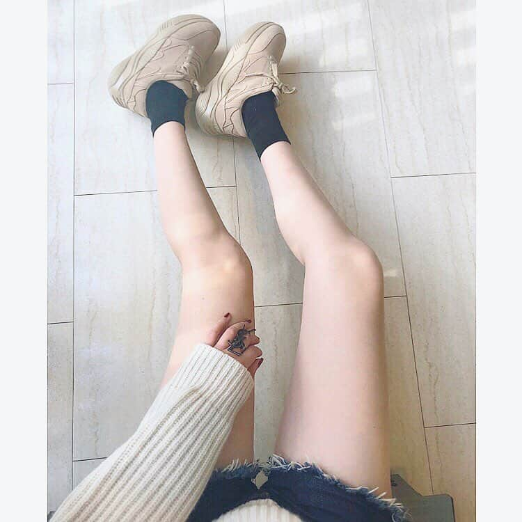 Maiさんのインスタグラム写真 - (MaiInstagram)「・ 今日もZARAのスニーカー履いてて👟しょっちゅうZARAのお店にも行ってますが😂 ・ DMで「洋服はいつもお店に行って買いますか？ネットですか？」と頂いたのでブログに返事書きました😌🌷 ・ そして「今度大分に買い物に行くんですが、まいさんが大分で行くショップいくつか教えて欲しいです！」というDMも頂いてたので私がよく買い物に行くお店について書いてます💫 #sneaker #zara #ザラ」11月1日 21時05分 - maimaimai1016