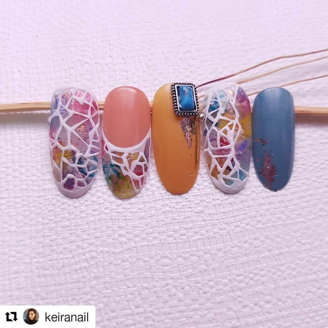 PREGELさんのインスタグラム写真 - (PREGELInstagram)「#Repost @keiranail (@get_repost) ・・・ 琉璃當底的概念像似碎玻璃，這是一個技巧再之前作品我使用過，白色3d粉增加窗花造型!  pregel使用色號 802.807.864.870.871.874.897.L05 3D粉  #preanfa3d粉 #nailart #nailtip #ネイルチップ # #ネイルアート #nailart #nailtip#凝膠指甲#bettygel#凝膠彩繪#pregelー認定講師 #pregel凝膠 #窗花凝膠造型 ##琉璃凝膠指甲 #Yuki美甲老師」11月2日 7時40分 - pregelofficial