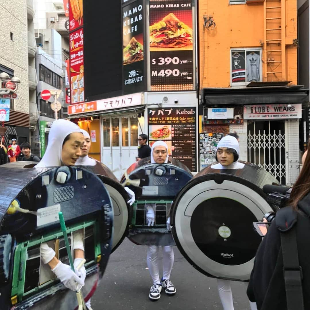 小野竜輔さんのインスタグラム写真 - (小野竜輔Instagram)「ルンバのコスプレをしながらハロウィン後の渋谷の街のゴミ拾いをしてきました！ たくさんのボランティアの方がいてなんか感動しました！ おもしろいこと言えずでしたが取材もしてもらいました！ ゴミ拾いをしてる人はとても可愛かったです！  #ソルティーズ#ルンバ#コスプレ#ハロウィン#地味ハロウィン#ゴミ拾い#取材#お笑い #お笑い芸人 #ダイヤモンド #小野 #東京 #渋谷  #無限大ホール  #塩顔 #塩顔男子 #塩野#saltys #エアバンド #エアベース」11月1日 23時37分 - onodora0813