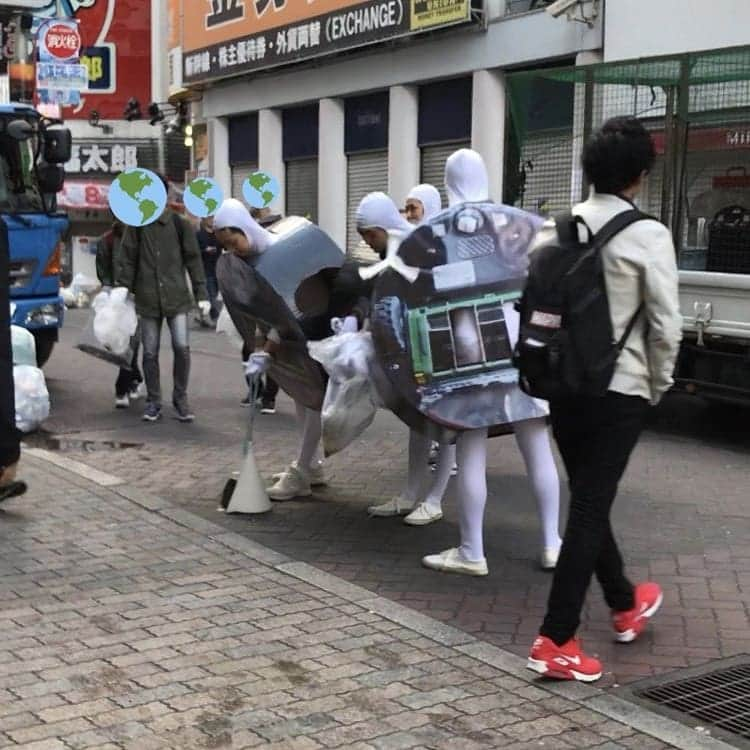 小野竜輔さんのインスタグラム写真 - (小野竜輔Instagram)「ルンバのコスプレをしながらハロウィン後の渋谷の街のゴミ拾いをしてきました！ たくさんのボランティアの方がいてなんか感動しました！ おもしろいこと言えずでしたが取材もしてもらいました！ ゴミ拾いをしてる人はとても可愛かったです！  #ソルティーズ#ルンバ#コスプレ#ハロウィン#地味ハロウィン#ゴミ拾い#取材#お笑い #お笑い芸人 #ダイヤモンド #小野 #東京 #渋谷  #無限大ホール  #塩顔 #塩顔男子 #塩野#saltys #エアバンド #エアベース」11月1日 23時37分 - onodora0813