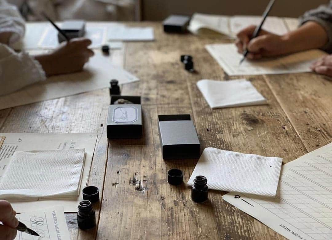 Veronica Halimさんのインスタグラム写真 - (Veronica HalimInstagram)「Stillness — 📷 @poritorie — #truffypi #vhcalligraphy #calligraphystyling #tokyoworkshop #truffypiinjapan #カリグラフィー #カリグラフィーワークショップ #カリグラフィースタイリング #モダンカリグラフィー #リース #futakotamagawa #creativeworkshop #dailydoseofpaper #labels #vintagelabels #labelbar #tsukurira」11月2日 0時01分 - truffypi