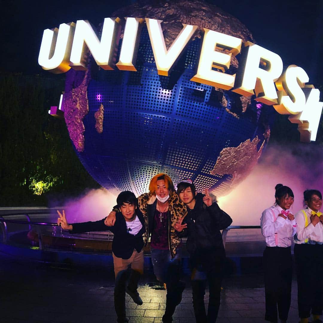 たっくーのインスタグラム：「こっちにも  タケヤキさんと、てつやさんとユニバに誘って頂き遊んできました  ずっとドキドキした 余韻に浸って溺れた 二人人気にオーラにぱなかった モチベーションくそ上がった」
