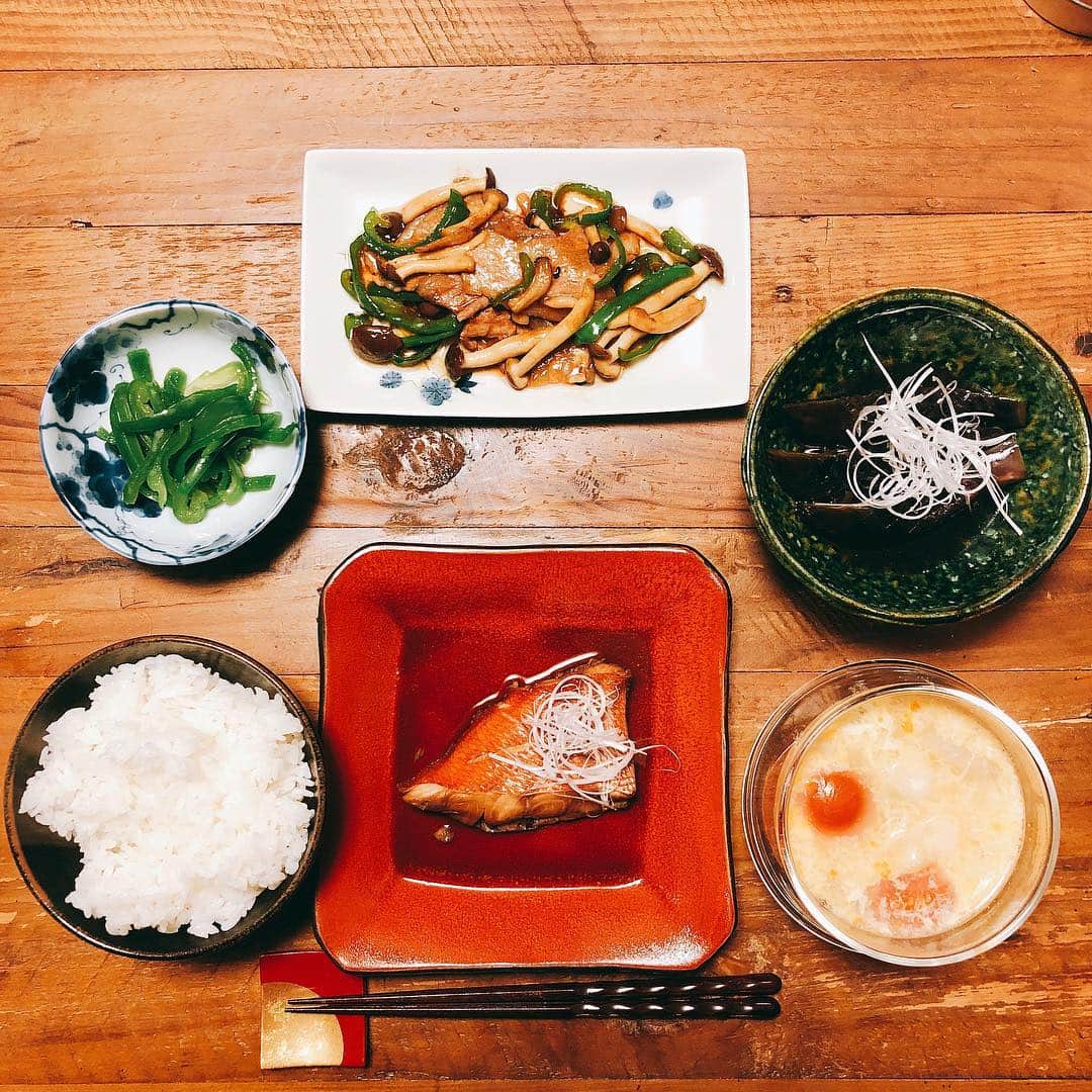 休日課長さんのインスタグラム写真 - (休日課長Instagram)「自炊の記憶。まだ載せてなかった自炊をば。 自炊って、いいよね、ホッとするよね。 炒め物は紹興酒とオイスターソースでサッと炒めたやつで、スープはトマトとしめじと卵のスープ。とお決まりのピーマンのナムルとナスの煮浸し。」11月2日 1時14分 - kyujitsu_kacho