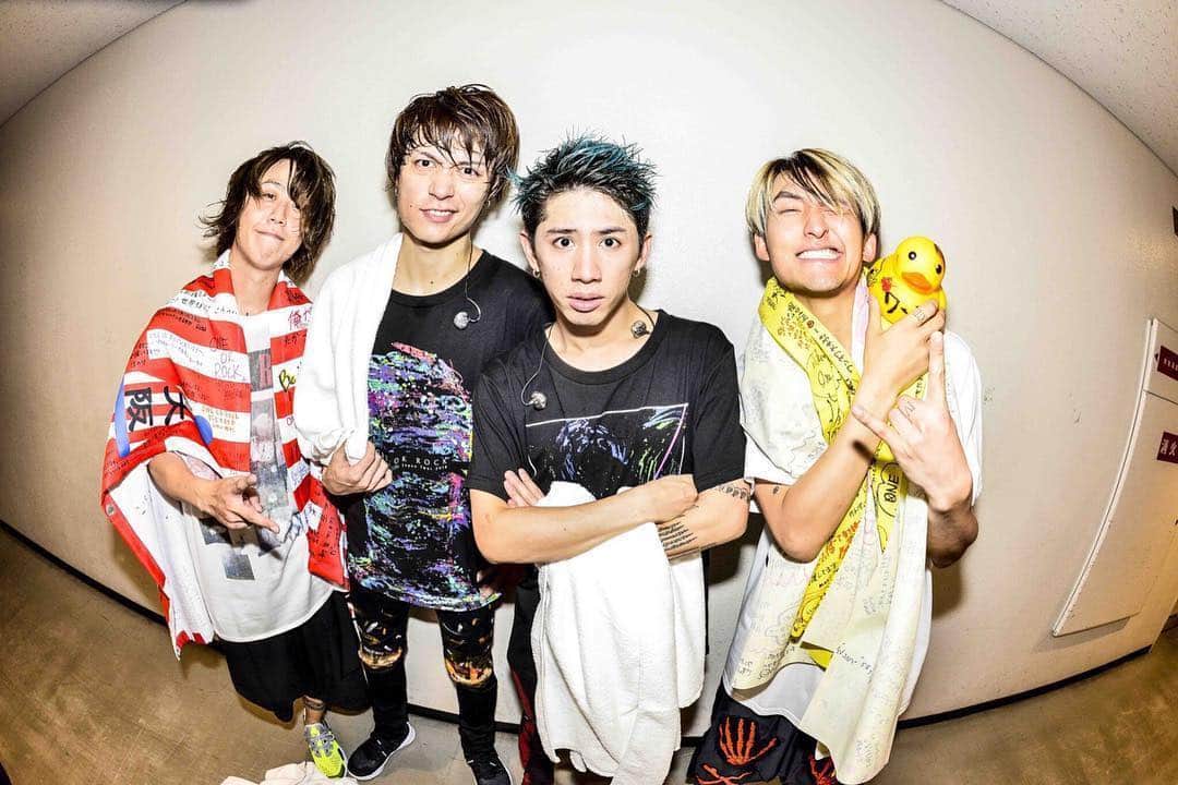 のインスタグラム：「- ■ONE OK ROCK with Orchestra Japan Tour 2018 Oct.31, day4, Osaka - #Repost @toru_10969 ・・・ オーケストラの方々、そして来てくれたみんなに心からありがとう！！間違いなく記憶に残るツアーになったよ！時間をかけて全員で一つの音の塊を創り上げたからこそできた特別な夜は幸せでした。また次の挑戦に向かって今日から俺らはスタートします。新曲もお楽しみに🙌来年お会いしましょう！ 📸 @ruihashimoto  @hamanokazushi - To the members of the Orchestra and the fans who came today, I wanna say thank you from bottom of my heart!! This became definitely the memorable tour for us!  we've taken long time to create the sounds with the orchestra together, that is why tonight was fulfilled with the happiness.  Start from now, we'll take the next challenge.  Don't miss our new song. 🙌  See you all again next year!」