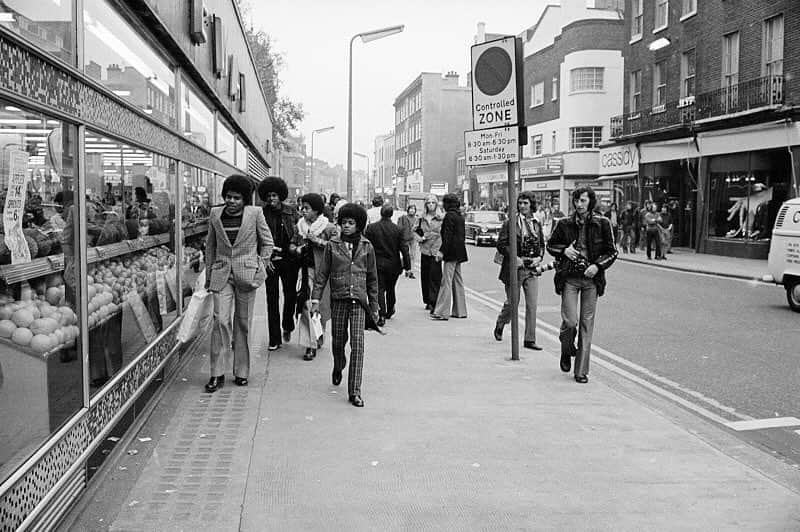 マイケル・ジャクソンさんのインスタグラム写真 - (マイケル・ジャクソンInstagram)「#TBT: The Jacksons walk down King’s Road at the beginning of their first European tour in the fall of 1972.」11月2日 2時55分 - michaeljackson