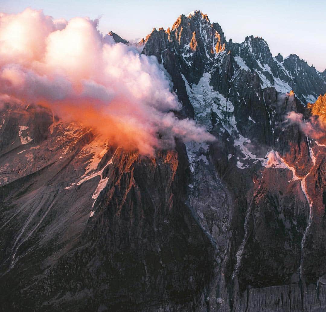 ティム・ケンプルのインスタグラム：「Looking back on the Mt Blanc Massif in Chamonix after wrapping up the 4th Chapter of our ‘Run Wild’ film series with @jaybirdsport.  Chapter 5 drops next week, so fired up to share it!」