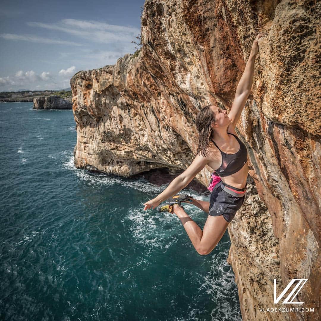 ユリア・クルーダーのインスタグラム：「Daydreaming about Mallorca 💭 #tb • And also..can it stop raining around Slovenia so I can climb??!! 🙄 📸: @vladek_zumr  @scarpaspa #climbing #dws #psicobloc #Mallorca #girlswhoclimb #climbing_lovers #climbing_worldwide #climbing_is_my_passion #climbinggirl #climbing_photos_of_instagram」