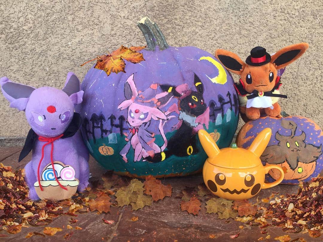 Nicole Eevee Davisさんのインスタグラム写真 - (Nicole Eevee DavisInstagram)「I spent my Halloween painting a couple pumpkins, mostly in the dark and with not much time 😅 towards the end I was holding up my phone as a flashlight to finish them so I know they’re not my best work but I still thought they were cute and wanted to share my halloweenie activities 🎃🦇💜 Mismagius Espeon and Swoobat Umbreon were inspired by a pin I have on my bag, if I had more space I would have made the Drifblim Eevee to complete the set, I also incorporated a meteor in the sky from this month’s sky show as an extra little bonus. Pumpkaboo on the smallish one because how could I not include him? he was a quick little freehand that only took 10 minutes or less compared to the bigger pumpkin that was troublesome to make work (also one of his yellow nippy lights flaked off while moving him outside ;-; I didn’t notice until after the photo)」11月2日 5時33分 - eeveedavis