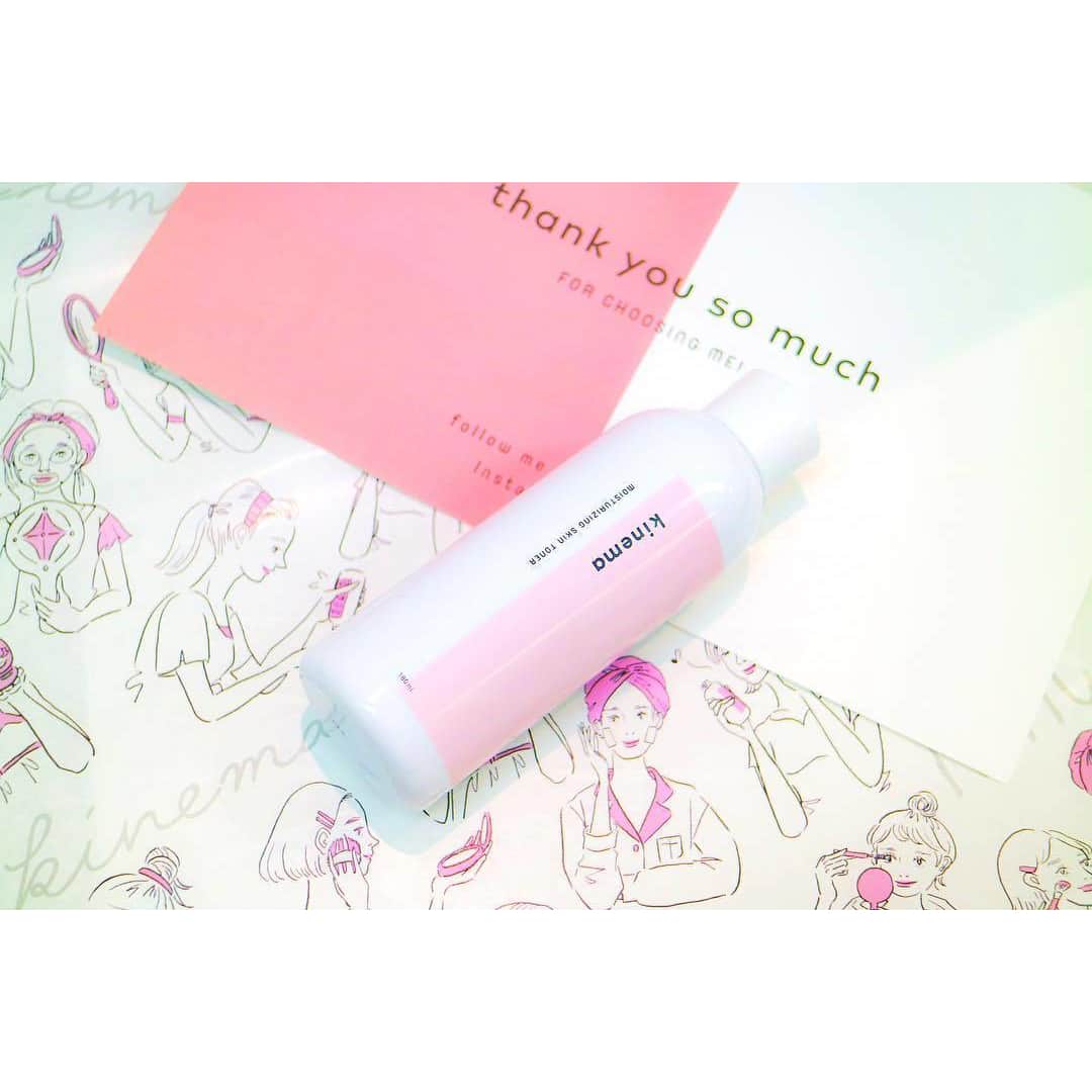 skincare in progress A daily does of Tokyoのインスタグラム：「\\ #みんなのスキンケア で、みんなの色んなキネマの使い方が見れます // . kinemaを使ってくれた、@ayana_0313_ さんのコメント👇🏻 ------ ． 今年の秋に出来たばかりのスキンケアブランド @kinema.tokyo 様より拭き取り化粧水を頂きました💗 包装紙もパッケージも女心くすぐるやつ😍💕 . 拭き取り化粧水とは... メイク汚れや古い角質を取り除くアイテム💛 . 普段拭き取り化粧水は使わないけれど これはアルコールフリーでヒリヒリせず お肌がもっちりするのでお気に入りです😍 . 香りはスッキリ系でちょっぴりスースー✨ . .ㅤㅤ ------ パッケージが可愛いので、届いた瞬間からワクワクが楽しめる商品です✌💕 . デザインも、効能も、女の子にはたまらないと思います😌💯 . 素敵な投稿をしてくださった @ayana_0313_ さん🙏🏻💓 . ありがとうございました👍 ------------ 💁 @kinema.tokyo は、敏感肌でも使える優しい拭き取り化粧水 👉 #みんなのスキンケア でみんなのkinemaの使い方が見れるよ 🏷現在予約販売のみ受付中です。」