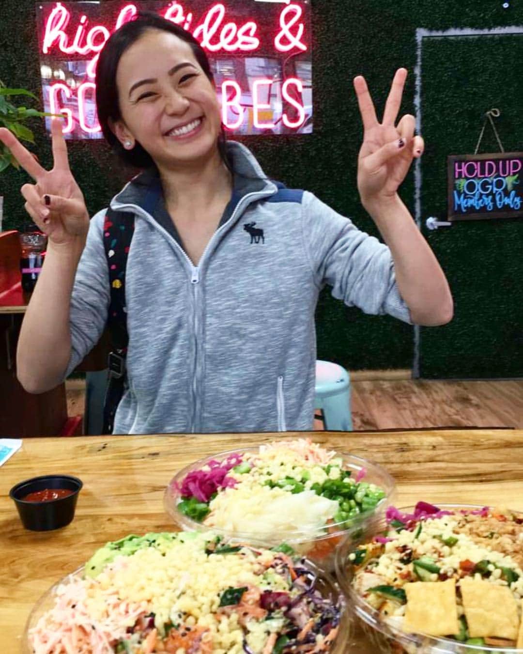 フェリシア・ザンのインスタグラム：「Posing for poké bowls ✌🏼☺️✌🏼 . . . Thanks @drea.ascura and @_vyvannguyen for capturing this moment of happiness ✌🏼#food」