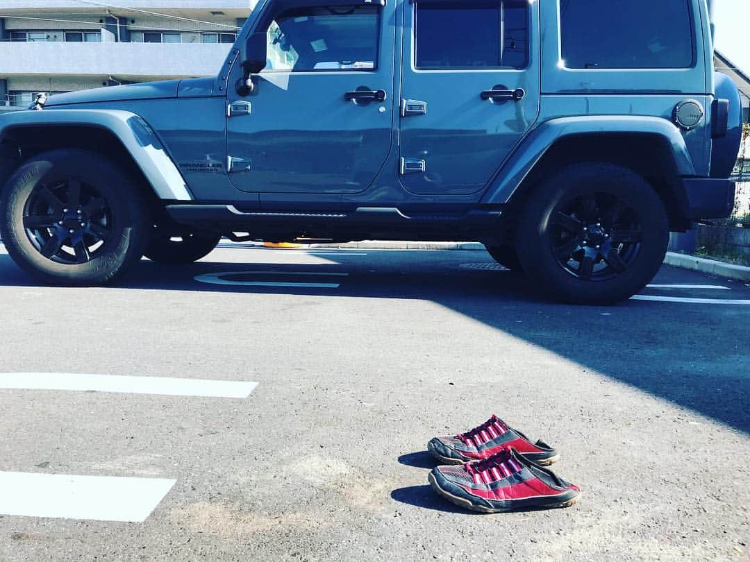 のインスタグラム：「どなたか、、、忘れてますよぉ👞  忘れついでに、、、 場所とか、忘れたんですが、、、 12/16にスーパーギタリスト坂本光久くんと、やります🎸  @sakamoto_mitsuhisa」