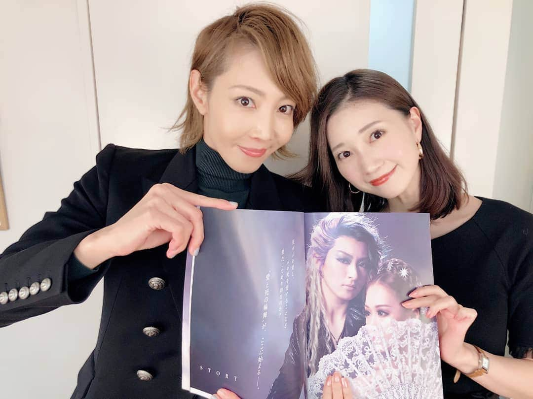 柚希礼音さんのインスタグラム写真 - (柚希礼音Instagram)「月組公演エリザベート観て来たー‼️‼️‼️ 月組のみんなにも会えて 嬉しかったなあ💓 エリザベートやっぱり豪華で音楽も素晴らしくて素敵だわー☺️☺️☺️ ねねとプログラムを持って 撮ろうとしてたら 月組公演観た時は必ず るりるり(美弥るりか)が インスタ写真撮ってくれるから 今回もフランツ様に 撮っていただいてしまった😳 ありがたきしあわせ💓 インスタ1000枚目投稿💓 こうして続けれるのも みんなと繋がってる感を感じることが出来る応援のおかげ😬😬😬いつも有難う💓 #月組公演 #宝塚 #夢咲ねね」11月2日 17時41分 - reonyuzuki_official