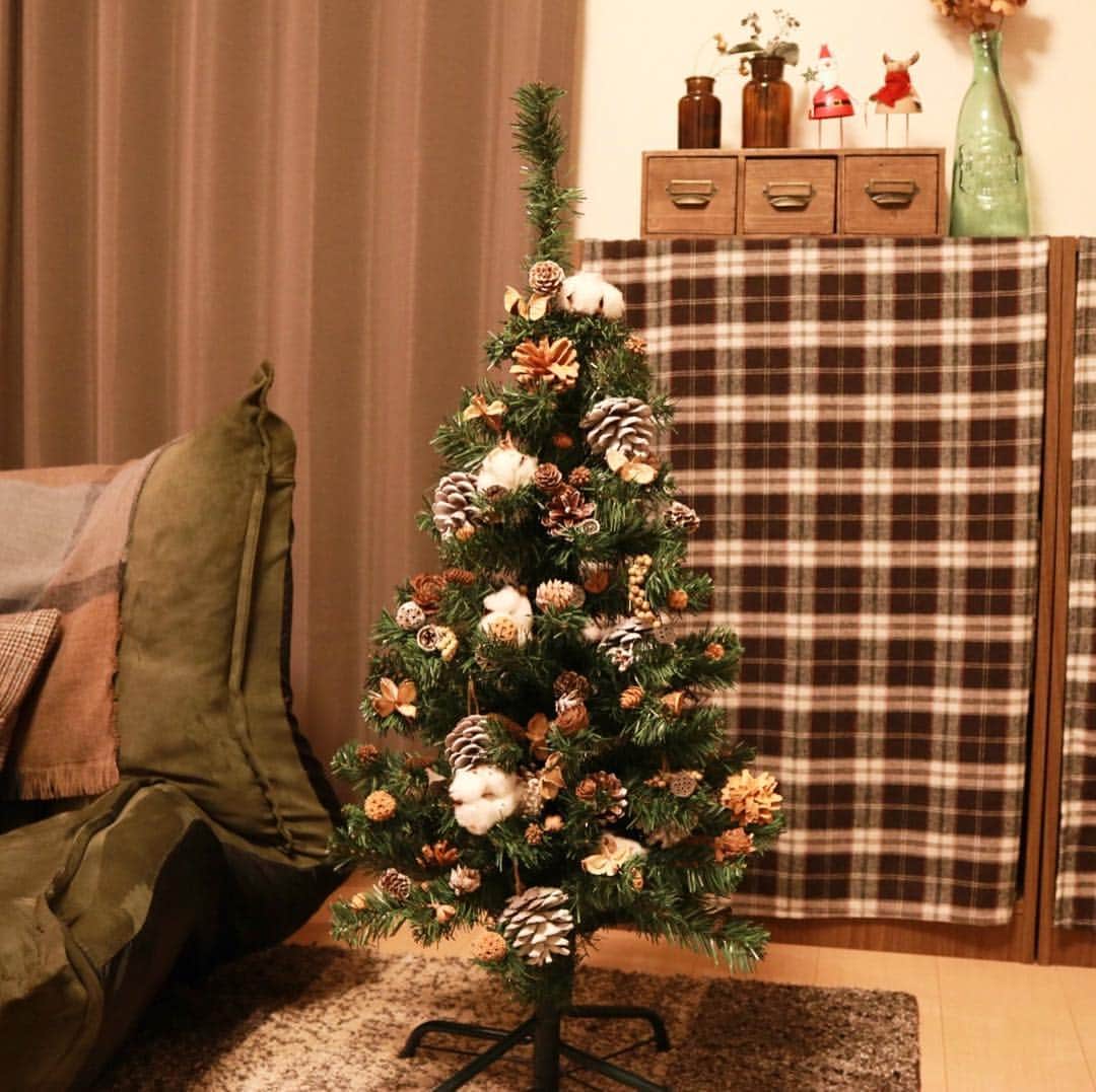 のインスタグラム：「・ #クリスマスツリー飾り付け アレンジ＊ リレー企画START!! ・ ・ ・ ・ ・ ・ salut!のクリスマスアイテム大好評です♪ ・ ・ ・ そんなsalut!のアイテムを使って 本日から#クリスマスツリー飾り付け をテーマに salut!インフルエンサーが クリスマスツリーの飾り付けアレンジを リレー形式でご紹介します♪ ・ ・ 各インフルエンサーの個性溢れるアレンジを 是非参考にしてみて下さい＊ ・ ・ ・ ・ ・ 初日はsalut!公式がお届けします♪ ・ ・ ・ salut!のクリスマスツリーに松ぼっくりなどの 木の実を飾ってみました＊ ・ ・ salut!らしいナチュラルな色合いが特徴です＊＊ ・ ・ ・ 是非皆さんもsalut!のクリスマスツリーで 自分好みのアレンジをしてみて下さい＊ ・ ・ ・ ・ ・ ・ ⚫︎クリスマスツリー90cm ¥1.000＋tax ・ その他にも ⚫︎クリスマスツリー150cm ¥3.000＋tax ⚫︎ウォールツリー ¥800＋tax もご用意しております＊ ・ ・ ・ ・ ・ ・ 明日は @salut_shinjuku.satomi が #クリスマスツリー飾り付け アレンジを ご紹介します♪ ・ 是非、お楽しみに＊ ・ ・ ・ ・ ・ ・ ・ ・ ・ ※店舗により在庫状況やお取り扱いのない商品もございます。 お気軽にお近くの店舗までお問い合わせ下さいませ＊ ・ ・ ・ ・ ・ #salut #サリュ #さりゅ #まいにちインテリア #インテリア #雑貨 #プチプラ #ナチュラルインテリア #ナチュラルな暮らし #暮らしを楽しむ #サリュで楽しむクリスマス #クリスマスツリー飾り付け #クリスマスツリーオーナメント」