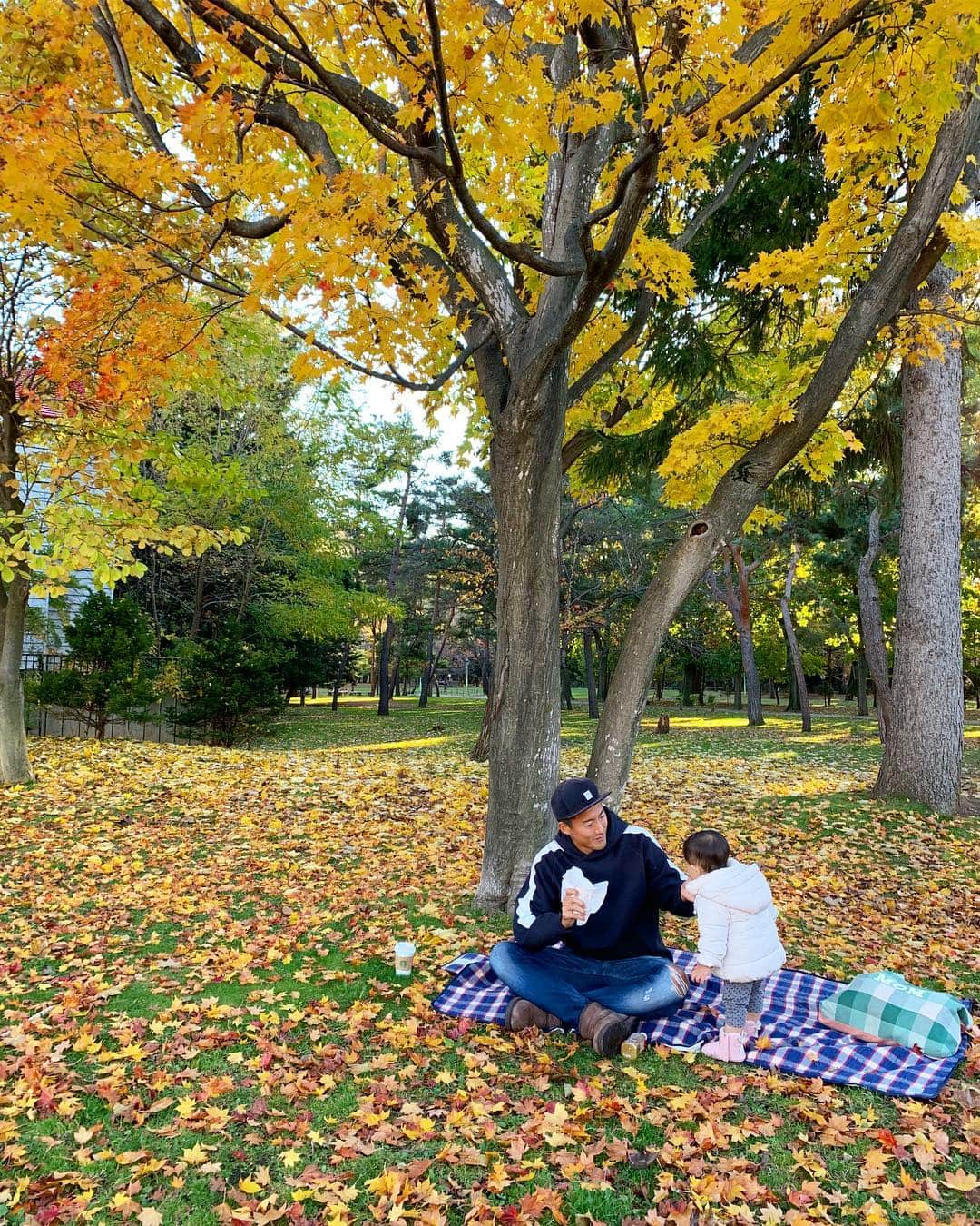村上萌さんのインスタグラム写真 - (村上萌Instagram)「夫と2人でUGGのトークショーに出ることに…(´･_･`)！(実は一緒に人前に出るのは初めて。)﻿ 寒い季節の公園散歩はUGGがぴったり😋﻿ ﻿ 公式情報のページがないのですが、イベントは本当なので笑、札幌周辺の方はぜひ…🤲﻿ ﻿ ☟﻿ ﻿ -----------﻿ 「UGG札幌店 3周年記念イベント」﻿ ・12月6日(木)﻿ ・19:00 ~ 21:00﻿ ﻿ 今年の12月で、UGGの札幌店が3周年を迎えます。﻿ 日頃のお客様のご愛顧に感謝して、12月6日(木)に記念イベントを開催します。﻿ ﻿ スペシャルゲストに、現役Jリーガーの都倉賢選手、﻿ メディアブランドNEXTWEEKEND代表の村上萌さんを迎え、﻿ トークショーを開催します。﻿ ﻿ 11月14日(水)までの間、UGG札幌店にご来店頂いた方に﻿ 当日の優先観覧スペースとUGGの限定グッズが当たる応募カードをお配りしていますので、是非ご来店下さい！﻿ ﻿ イベント当日はどなたでもご参加可能です！﻿ ただし、観覧スペース当選者を優先とさせて頂き、﻿ 混み合った場合は順番のご案内となります。﻿ -----------」11月2日 17時11分 - moemurakami_