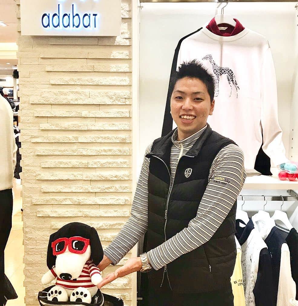 のインスタグラム：「. Staff Snap🐶👦🏻☝️. ＠西宮阪急店 . 絶好のゴルフ日和が続いていますが、皆さん秋のラウンド楽しんでますか⁉️ スタッフ着用のダウンベストはだんだん肌寒くなってくるこれからのシーズンに大活躍ですよ💯💯. ラウンドのお供にアシストくんのドライバーカバーもお忘れなく❗️ ナイスショットをアシストしてくれるはずです🏌️‍♂️ . #adabat#アダバット#golf#ゴルフ#golfwear#ゴルフウェア#ゴルフファッション#golfstyle#ゴルフスタイル#saluki#サルーキ#ゴルフ男子#男子ゴルフ#ゴルフコーデ#メンズコーデ#メンズファッション#winter#冬ゴルフ#冬コーデ#ダウンベスト#mensfashion#golfer#ゴルファー#ゴルフ好き#西宮阪急」