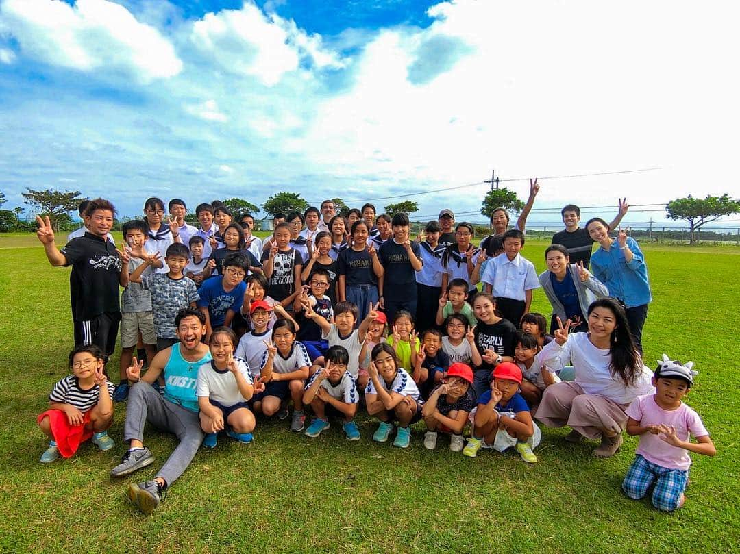 山根和馬さんのインスタグラム写真 - (山根和馬Instagram)「今回のダンコミは石垣から→しのぶ君、はじめ君の母校である小浜小中学校で全学年の生徒のみんなとヤギとプチダンコミ開催をしました。はじめ君の夢だった体操の授業のお手伝いも出来て幸せの表面張力がずっと溢れていました。僕の活動はダンスを通して、出会った仲間と１つの作品を作る、モノづくりの楽しさを共有するプロジェクトです。 #ダンコミプロジェクト  #小浜小中学校 #全国アゲアゲチャレンジ  #宮良忍 #宮良一  #沖縄県 #小浜島 #八重山諸島  #沖縄県八重山郡竹富町 #🐐 @shinobu_miyara @hajimemiyara」11月2日 9時06分 - kazuma_yamane_sp