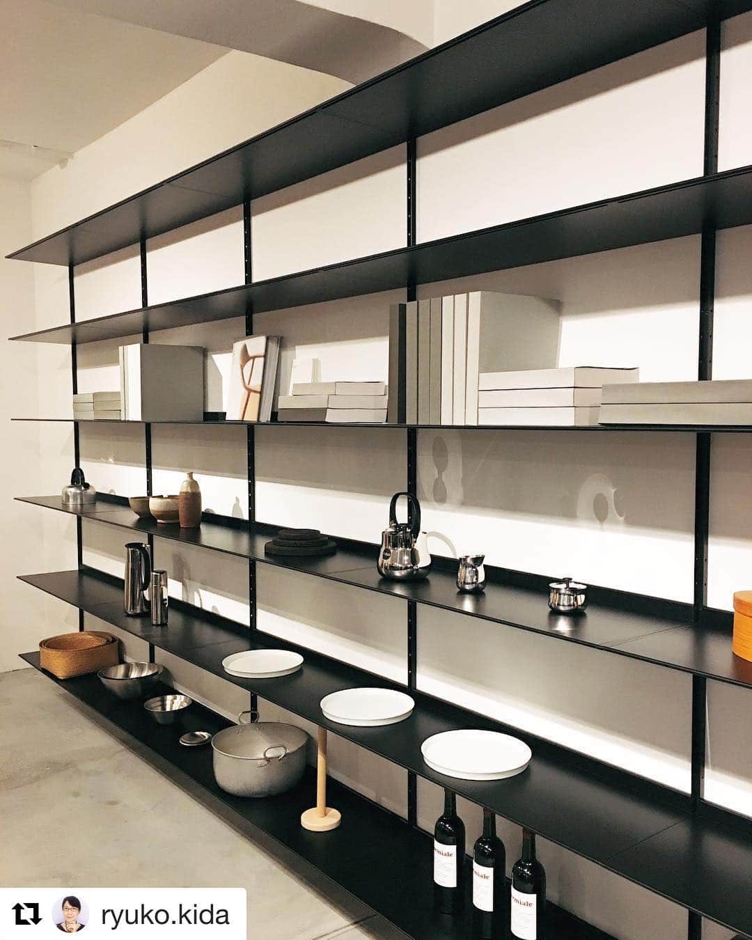 のインスタグラム：「“The Future of Maruni” 10.24-11.4 ALEX shelf -Aluminum Extrusion Shelf-designed by Naoto Fukasawa on showing @maruni_tokyo 2F.  Small things are also selected by Naoto Fukasawa san. I can recognize 3 bottles of JM wine🍷！ #Repost @ryuko.kida ・ #elledecor #elledecorjapan #エルデコ」