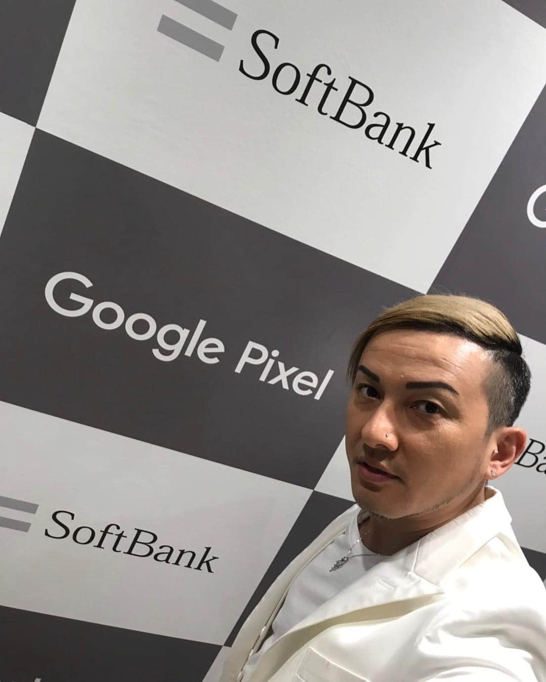 ISSA さんのインスタグラム写真 - (ISSA Instagram)「「Google Pixel 」は凄い機能ばかりで使い易かった😆 ペッパー君が「U.S.A.」ダンス完璧な件👍  #softbank  #googlepixel  #ペッパー君  #dapump  #usa」11月2日 11時19分 - issa_hentona