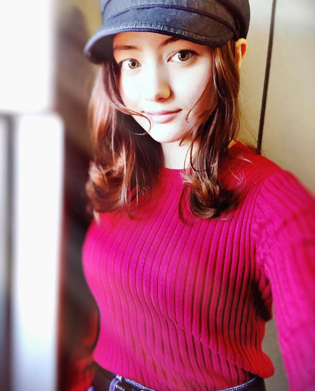 のインスタグラム：「. おはよう☺️ 最近、太陽の光が好きでしょうがない✨笑 朝起きて 外に出て日差しを浴びて 新鮮な空気を吸うの 気持ちいいでしょ？🌱🌞 . こんなことばっかり言っていたら アヤカは太陽の妖精だね〜🧚‍♀️✨って友達にからかわれたこともあったわ😂笑笑 . #太陽の光好きだなぁ #日光によって元気もらえる #目の色も変わるね 笑 #今日も一日笑顔で頑張りましょ😊 #アヤカウィルソン」