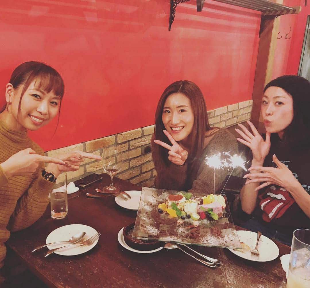 三ツ井裕美さんのインスタグラム写真 - (三ツ井裕美Instagram)「我らがこずちゃんのB.D.🎂 * 0時と共に大好きなお店( @__circo__ )でみんなでお祝いしました🥂 * 毎年こうして何事もなく健康で誕生日をお祝いし合える事が、本当に嬉しいです😌 * これからも末永く宜しくだよー💕💕 * * #kozue #happybirthday #出会ってからもう10年 #シンメポジだったw #circo #神楽坂」11月2日 11時27分 - hiromi__km