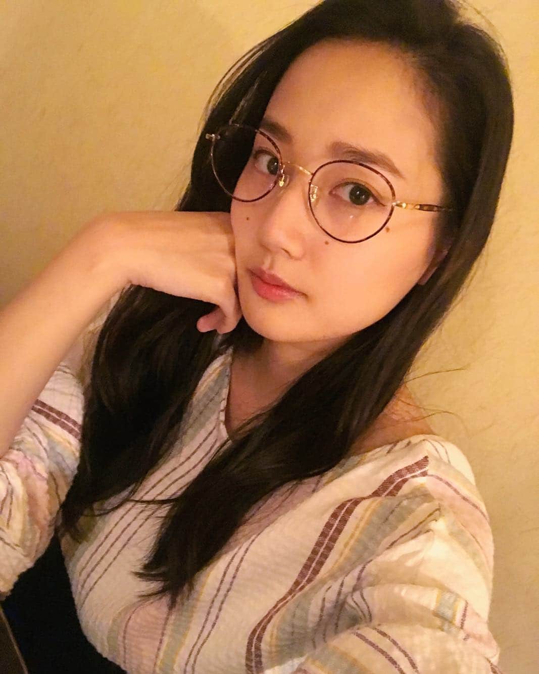 のインスタグラム：「ここ最近メガネ女子。 . コンタクト付けて、度なしの眼鏡かけてもはやよく分からないけれども。 UVカット効果あるしいいかと(*´ー｀*) . 皆さま本日も素敵な一日を！✨ . #めがね女子 #眼鏡女子 #followｍe #asiangirls #japanesegirl」