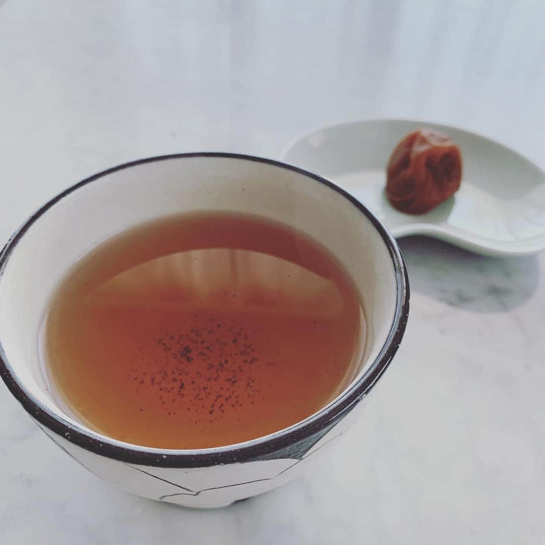 井上和香さんのインスタグラム写真 - (井上和香Instagram)「ほうじ茶と梅干し。 おばあちゃんみたい。笑 でも美味しいよ😋 . #昼の一杯 #ほうじ茶 #ちょっぴり甘い梅干し #冷え切った身体に温かいお茶がしみる」11月2日 11時54分 - inoue_waka