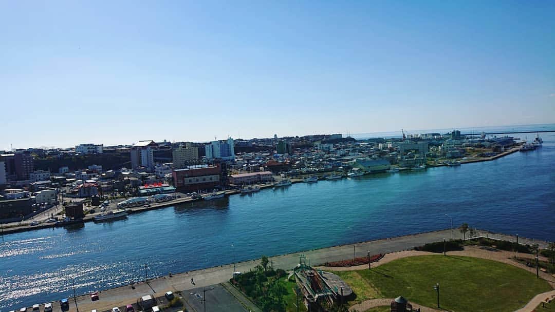 大黒摩季さんのインスタグラム写真 - (大黒摩季Instagram)「#釧路港 爽やかな朝です✨ #海 はすべてを呑み込んでくれる気がして、思いきり #深呼吸 すると、心の中の毒とか煙とか #笑顔  の邪魔する #黒いもの 👿が体から出て、マイナスイオンがドバッと入ってくるね💙 :  #北海道 帰れば、あれじゃこれじゃのストレス解消代いらない、 #タダ よ❣️タダ(笑) : 皆様の❤️ハートも健やかで爽やかな一日を🍀☘️私は、出番短いけれどガッツリ #LOVEandPEACE と #Energy 🌞振り撒いて、地元盛り上げ #マッスル 💪🔥 :  #けっぱれ道産子  #元気です北海道  #まってるよ北海道  #釧路 #エンジン01in釧路  #ナチュラルウーマン #northwave #トーホウリゾート #大黒摩季ラジオ」11月2日 12時01分 - makiohguro