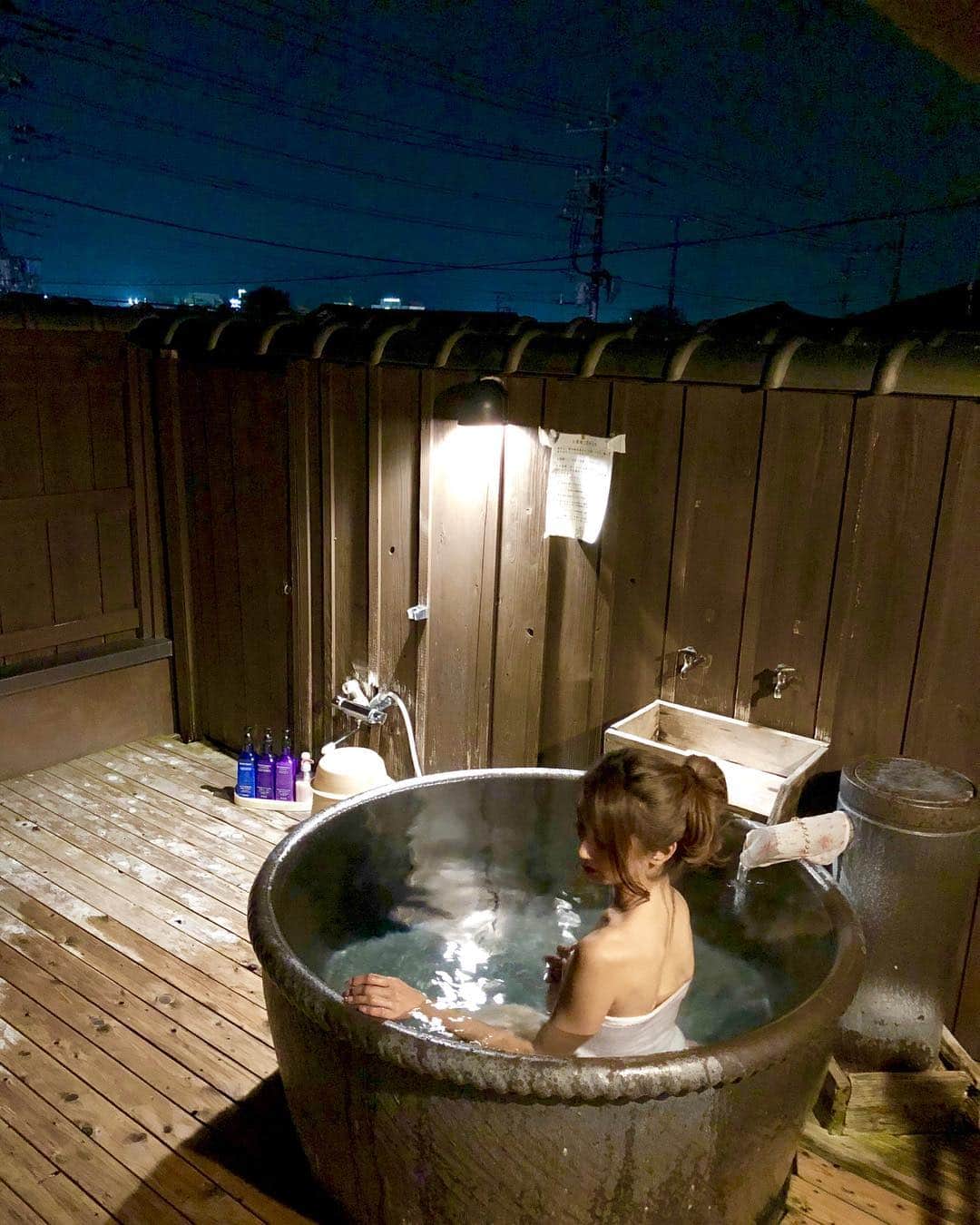 彩耶さんのインスタグラム写真 - (彩耶Instagram)「山と自然に囲まれた『 おがわ温泉 花和楽の湯 』 @kawaranoyu_o の続きです♨️ ・ お写真横に👆➡︎➡︎スワイプしてね❣️ ・ 内風呂・露天風呂に続き… 貸切個室風呂〜♨️ ・ 老舗旅館のような和の一室、プライベート空間でゆっくりと食事に温泉にと、楽しめました😌✨💕 ・ お外には桶風呂もありました。 冷んやりとした外の空気を感じながらのお風呂、とっても気持ちよかったです😊 ・ そして、岩盤浴にも〜❣️ 血液循環の流れを促進し、美肌効果もあるんですよね😉 女性限定で 『岩盤ホットヨガ』も行われてるそうですよ。 今度はホットヨガもやってみたいなぁ🧘‍♀️ ・ 今回 一泊二日で『 おがわ温泉 花和楽の湯 』・宿泊施設『カワラホテル』でゆったりと贅沢な時間を過ごすことができました😌✨💕 癒されたし、リフレッシュできました。 スタッフの皆さん、最高のおもてなしをありがとうございました😊 ・ また、関東方面に来た際は、是非こちらの温泉まで足を運びたいと思います。 ・ 皆さん、こちらご覧になって下さいね❣️↓ ___________________________________________ 『おがわ温泉 花和楽の湯』 @kawaranoyu_o  埼玉県比企郡小川町角山26-2 ☎︎ 0493-73-2683 https://www.kawaranoyu.jp/ogawa/ ・ 『カワラホテル』@kawara5511 ☎︎ 0493-81-5514 http://www.kawara-hotel.jp/  #おがわ温泉#カワラホテル#温泉#花和楽の湯#おがわ温泉花和楽の湯#旅行#女子旅#埼玉県#小川町#癒し #モデル#model#神戸#kobe#インスタグラム#インスタ#instagram#インフルエンサー#インスタグラマー#私#me#彩耶#フォロー#followme#フォローミー#いつかの私」11月2日 12時02分 - 3aya11